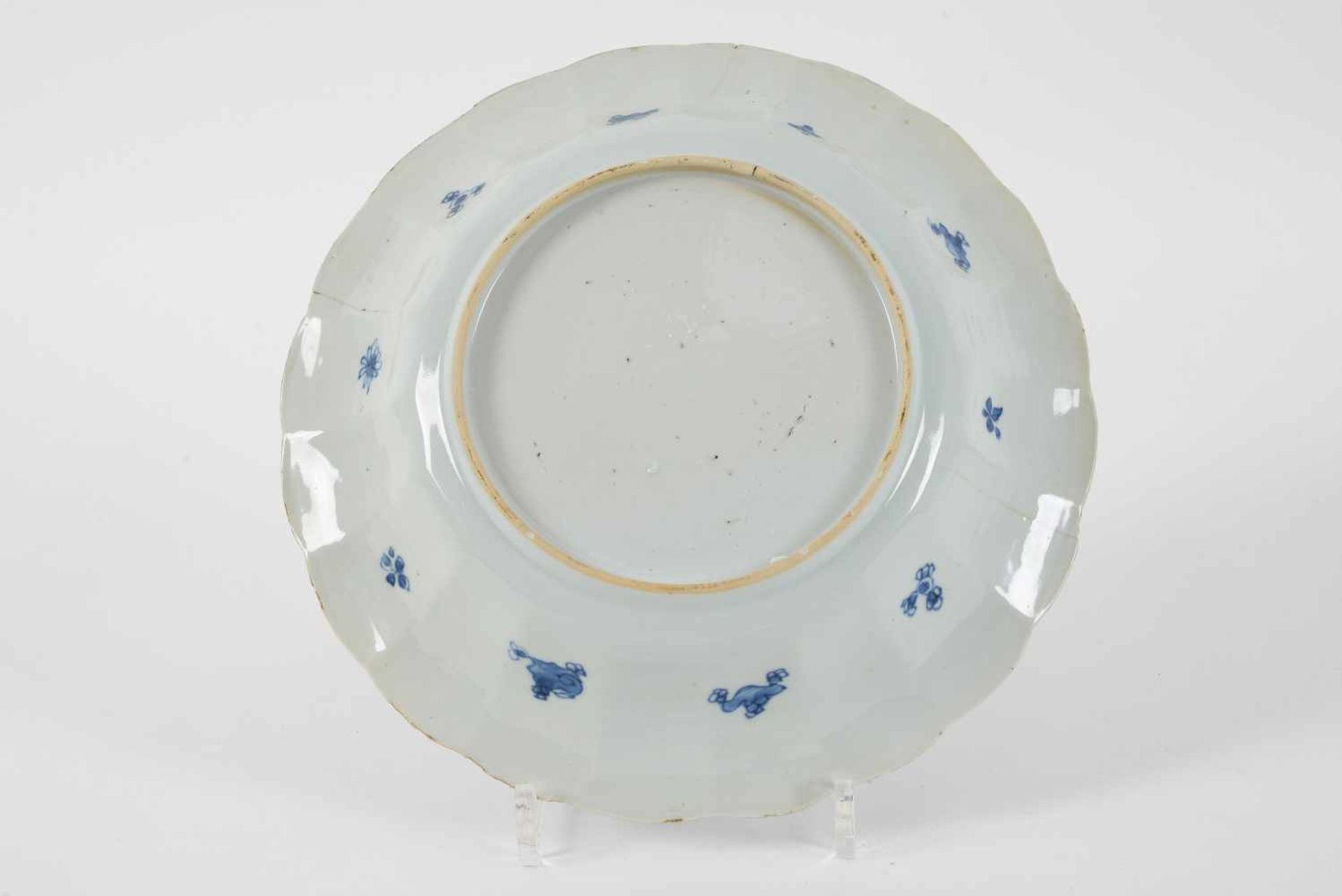 Lot of blue and white porcelain dishes, 1) with scalloped rim, decorated with flowers. Marked with - Bild 11 aus 18