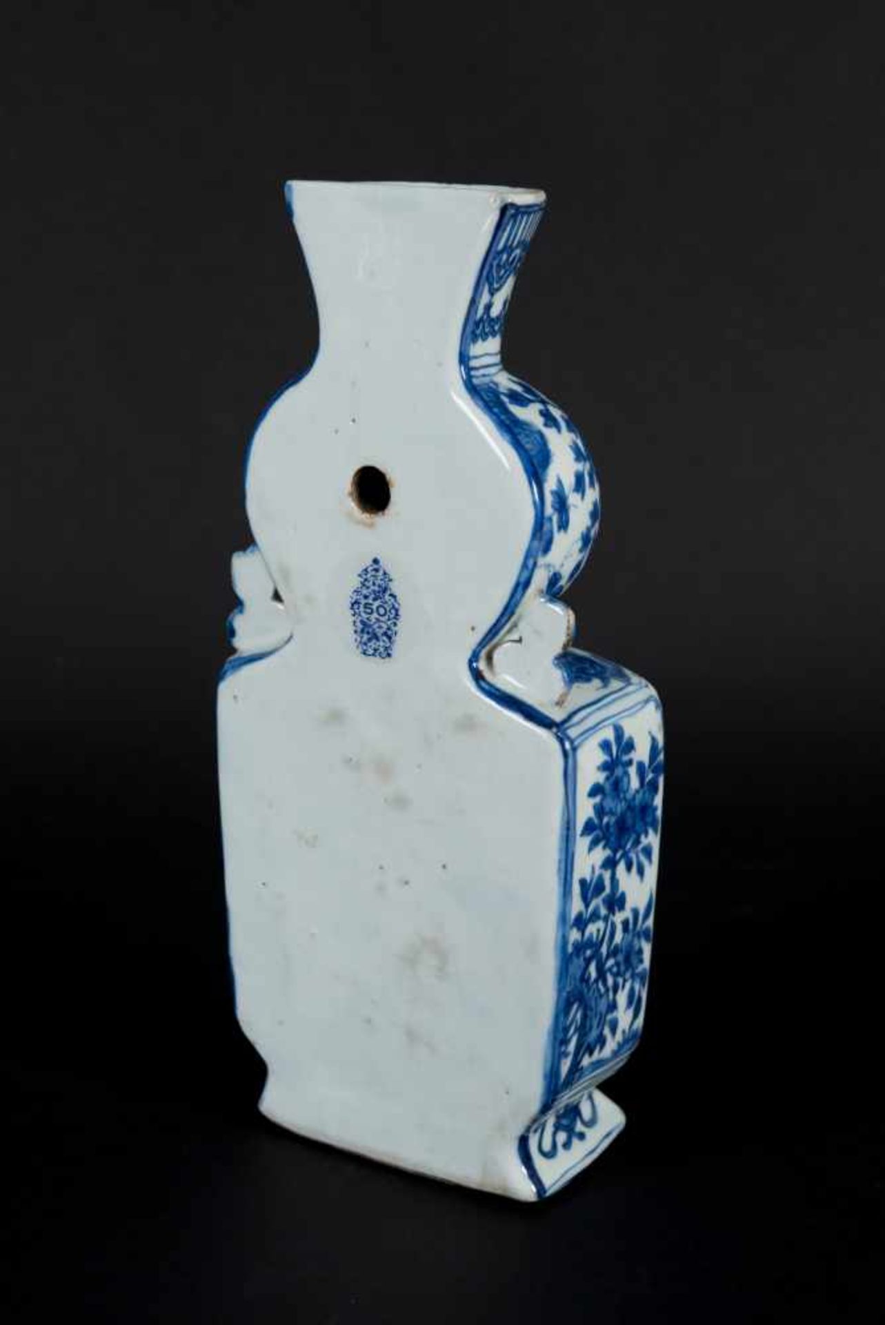 A blue and white porcelain wall vase, decorated with flowers, butterflies and censers. Marked with - Bild 7 aus 10