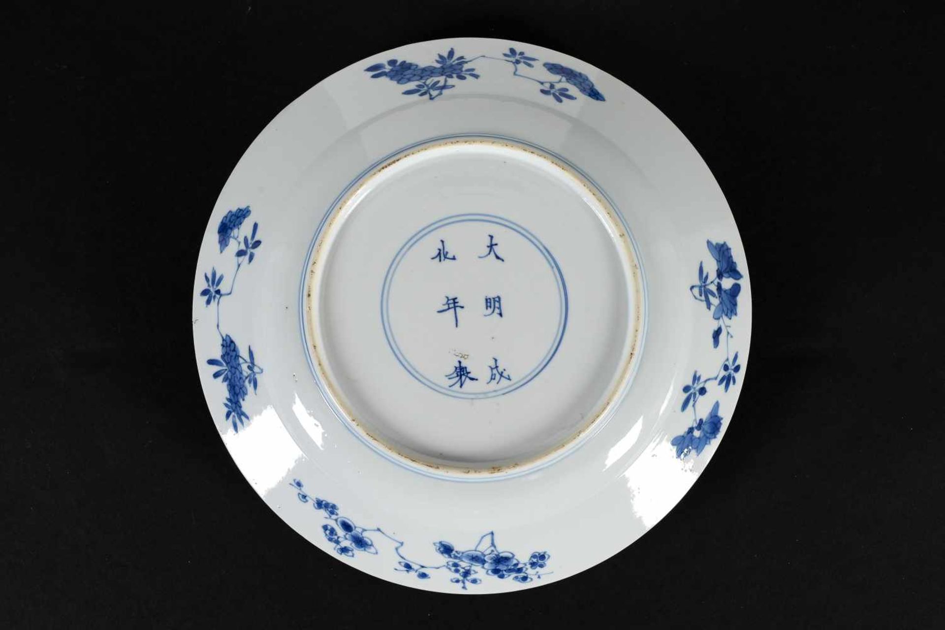 A pair of blue and white Chine de Commande porcelain dishes, decorated with flowers, birds and - Bild 5 aus 5