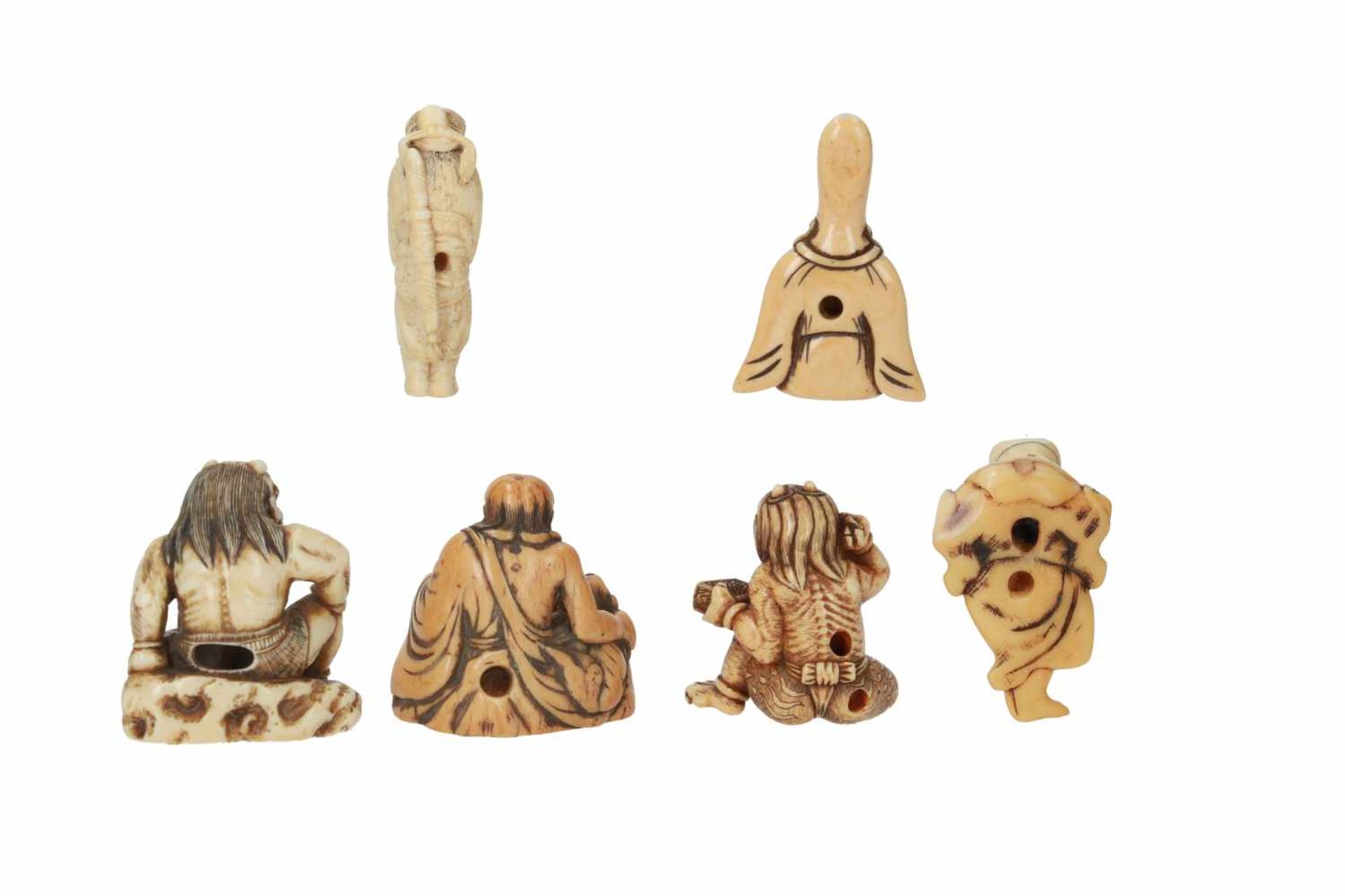 Lot of six netsuke, 1) ivory, Fukurokuju with fan. H. 5 cm. 2) ivory, sitting Oni on rocks. H. 4.5 - Bild 2 aus 2