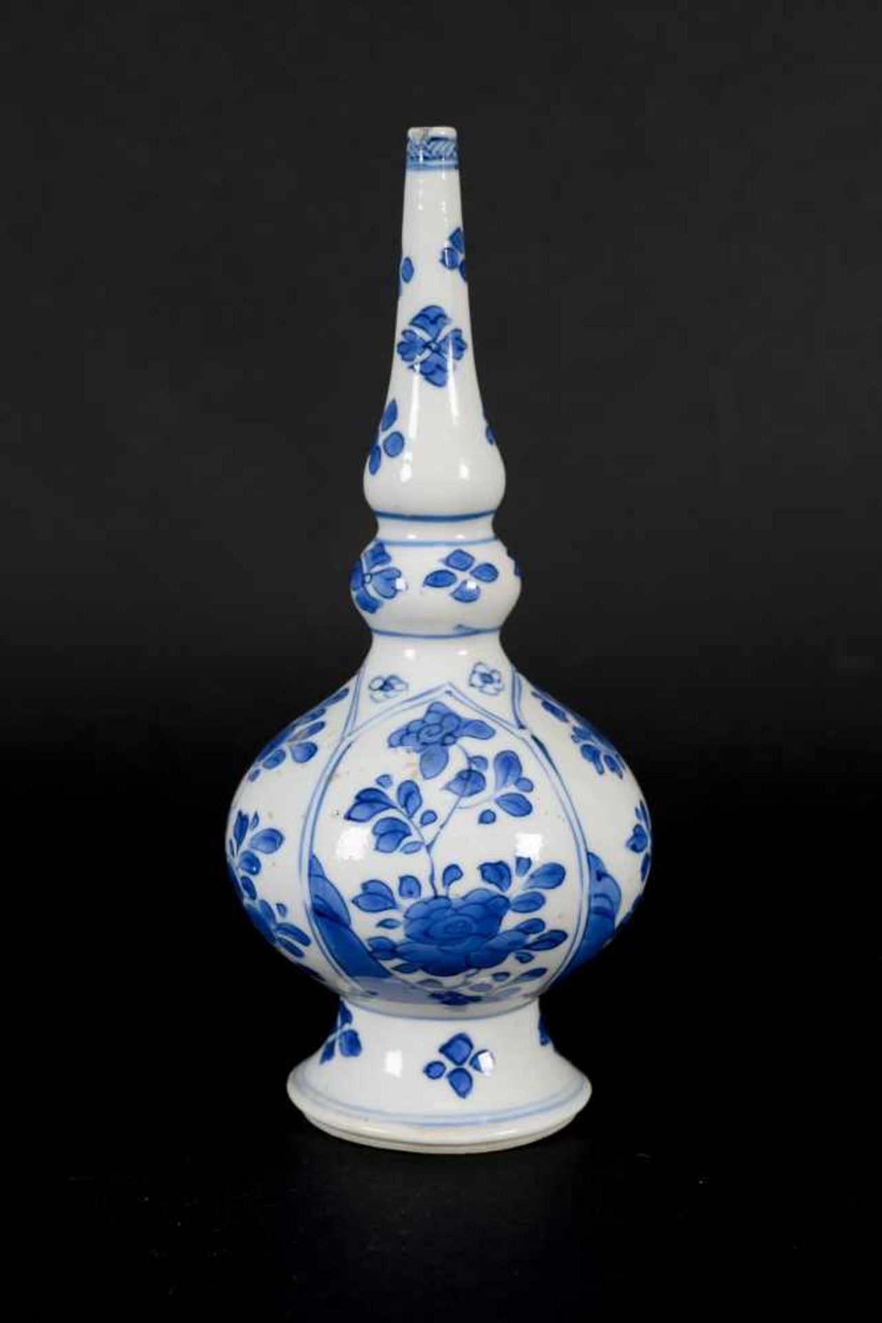 A blue and white porcelain sprinkler vase, decorated with flowers. Unmarked. China, Kangxi. - Bild 6 aus 8