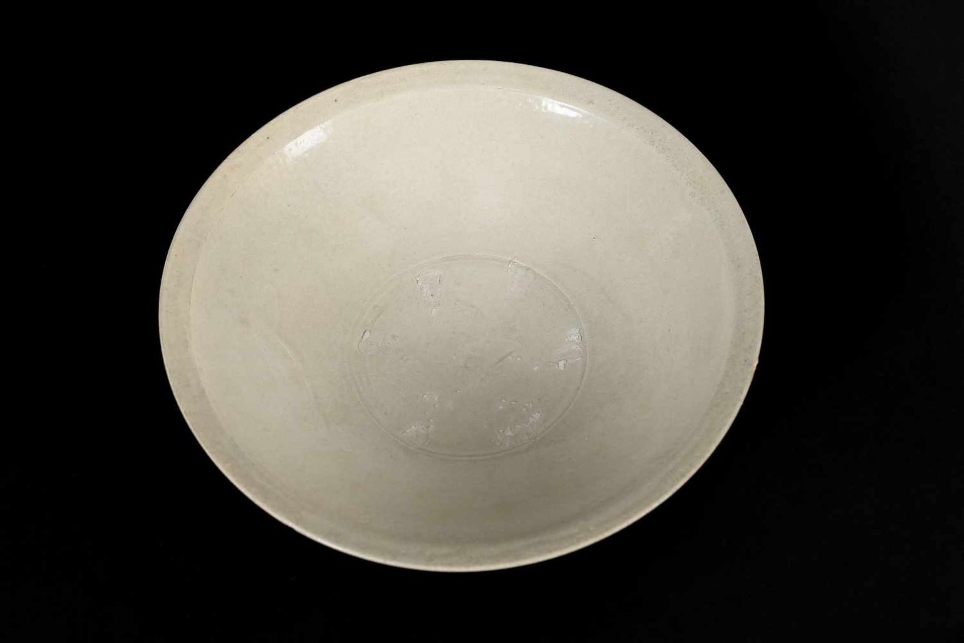 Lot of three porcelain deep dishes with oven marks in the center. China, Northern Song. - Bild 5 aus 11