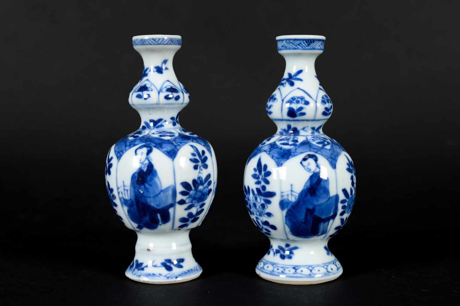 A pair of blue and white porcelain miniature vases, decorated with long Elizas and flowers. Marked - Bild 4 aus 6