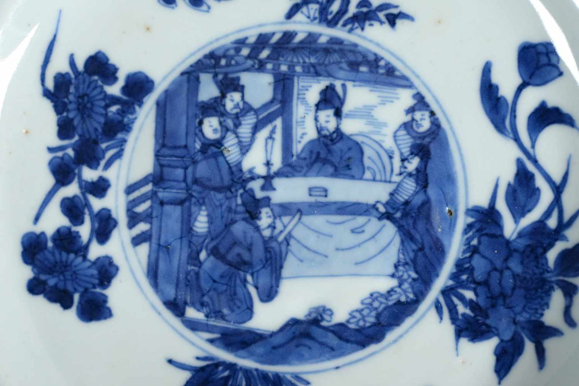 A blue and white porcelain dish with elevated center, decorated with figures and flowers. - Bild 4 aus 5