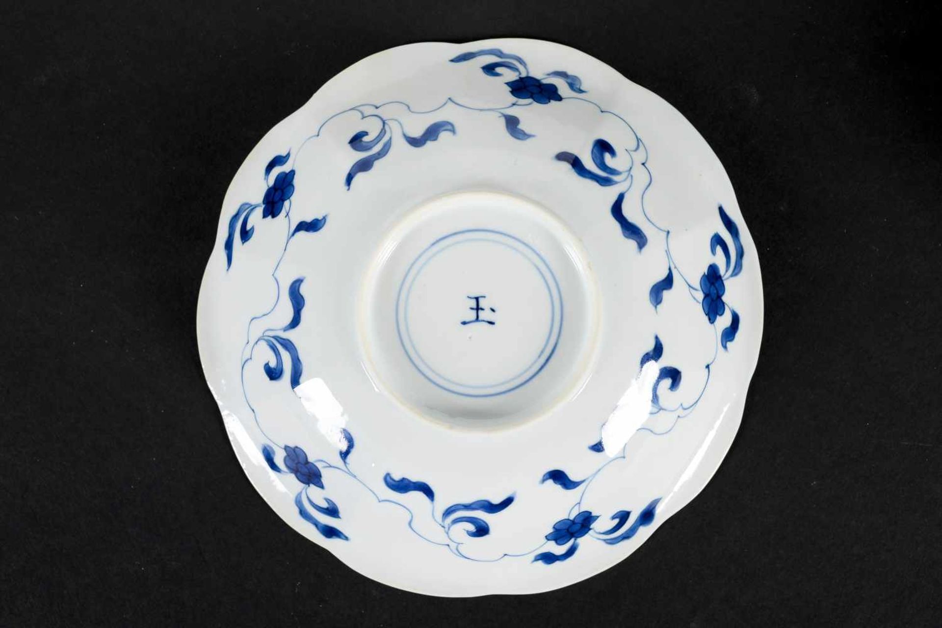 A pair of lobed blue and white porcelain deep dishes with scalloped rim, decorated with long - Bild 6 aus 8