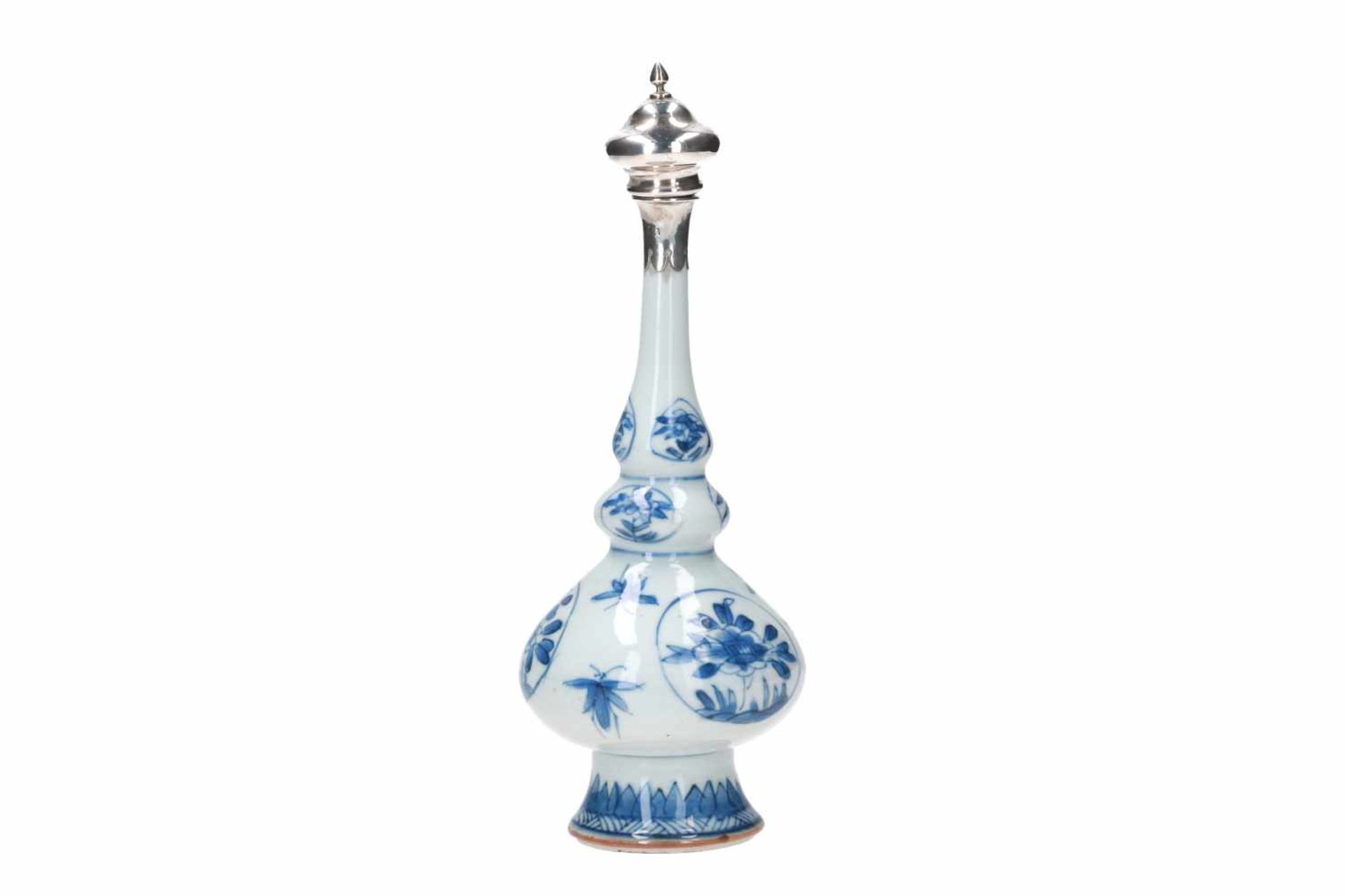 A blue and white porcelain sprinkler vase with silver mounting, decorated with flowers and - Bild 2 aus 7