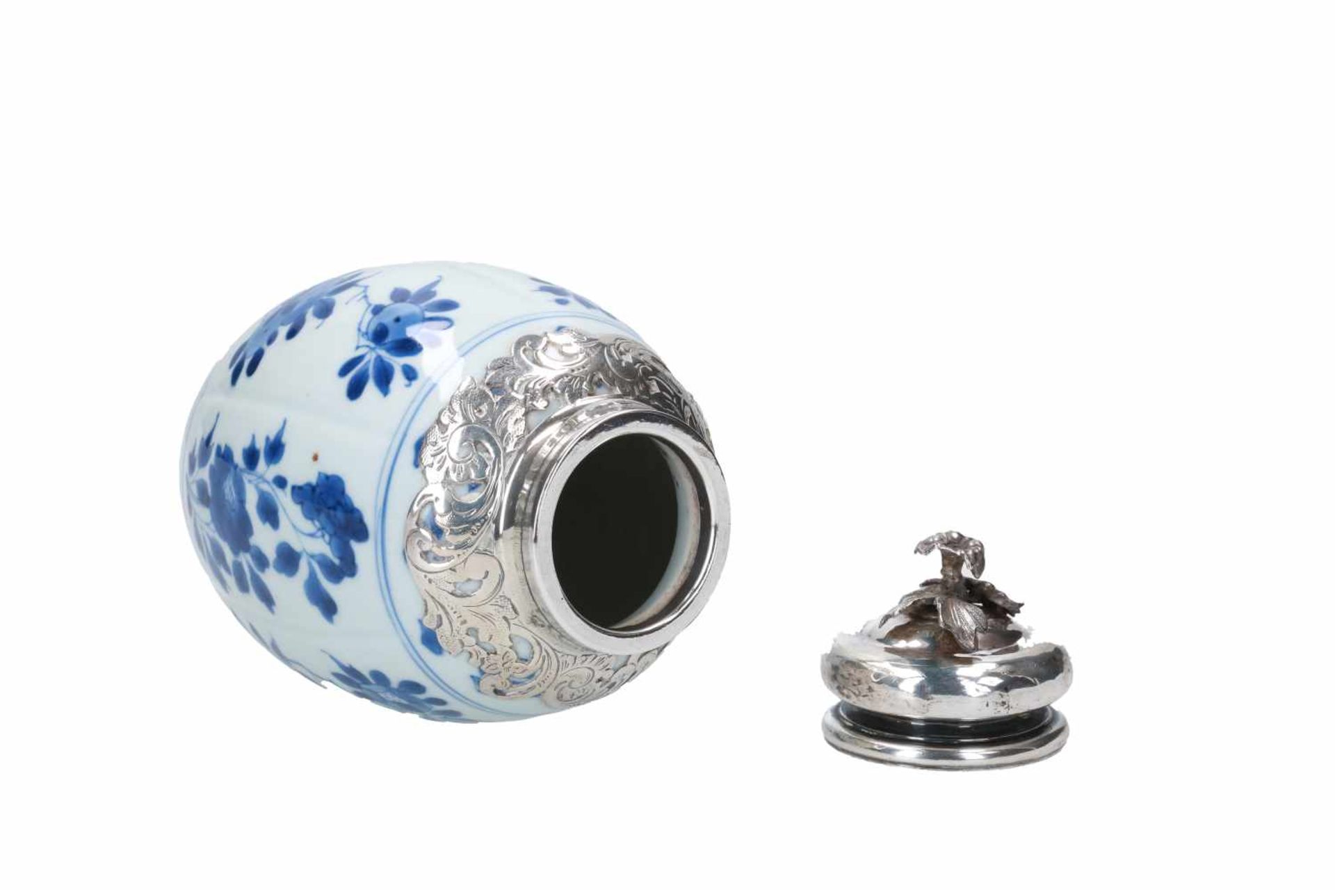 A blue and white porcelain tea caddy with 19th century silver mounting, decorated with flowers. - Bild 4 aus 6