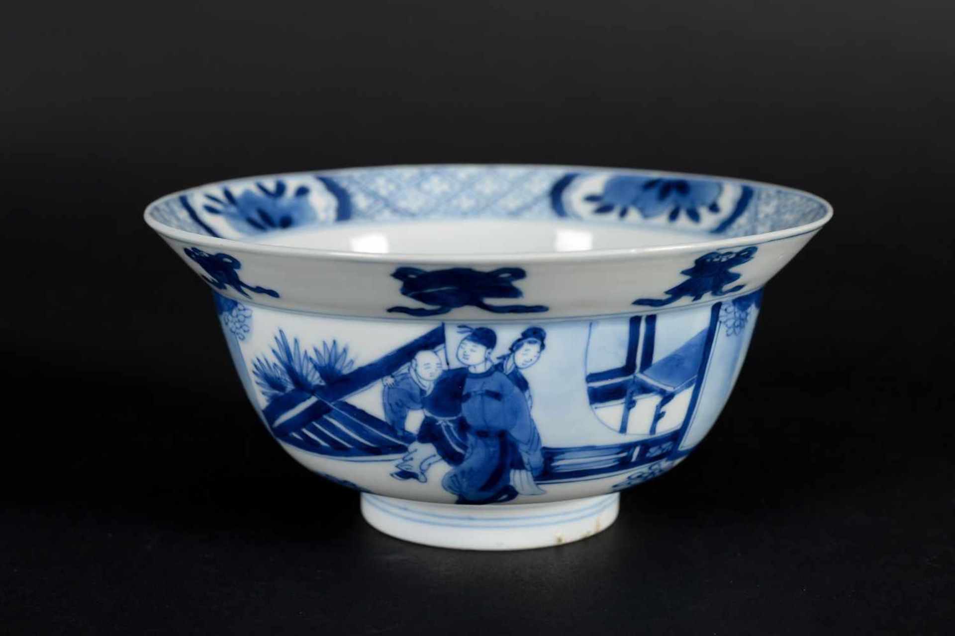 A pair of blue and white porcelain bowls, decorated with figures on a terrace, little boys and - Bild 15 aus 20