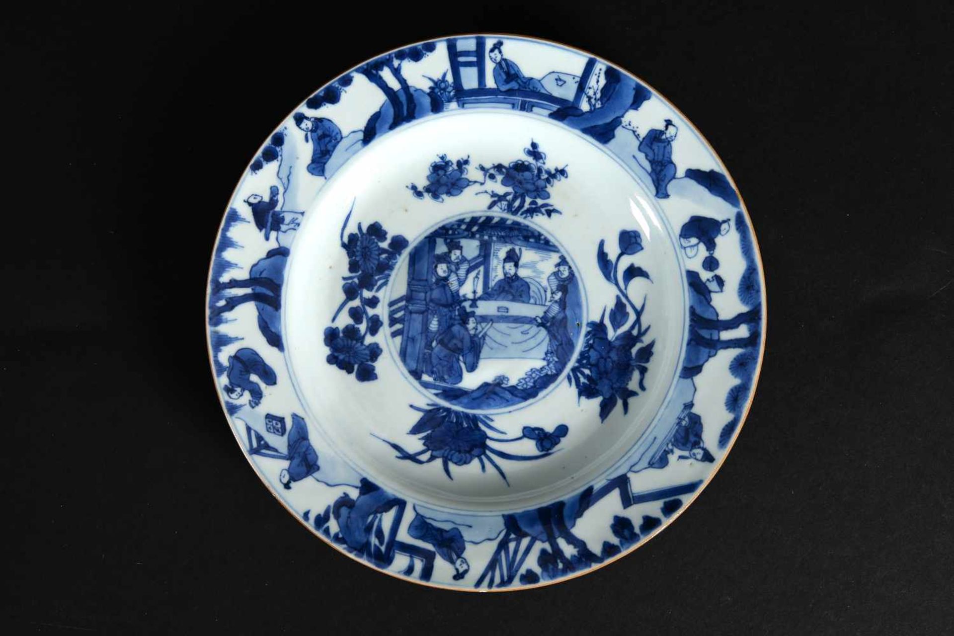 A blue and white porcelain dish with elevated center, decorated with figures and flowers. - Bild 5 aus 5