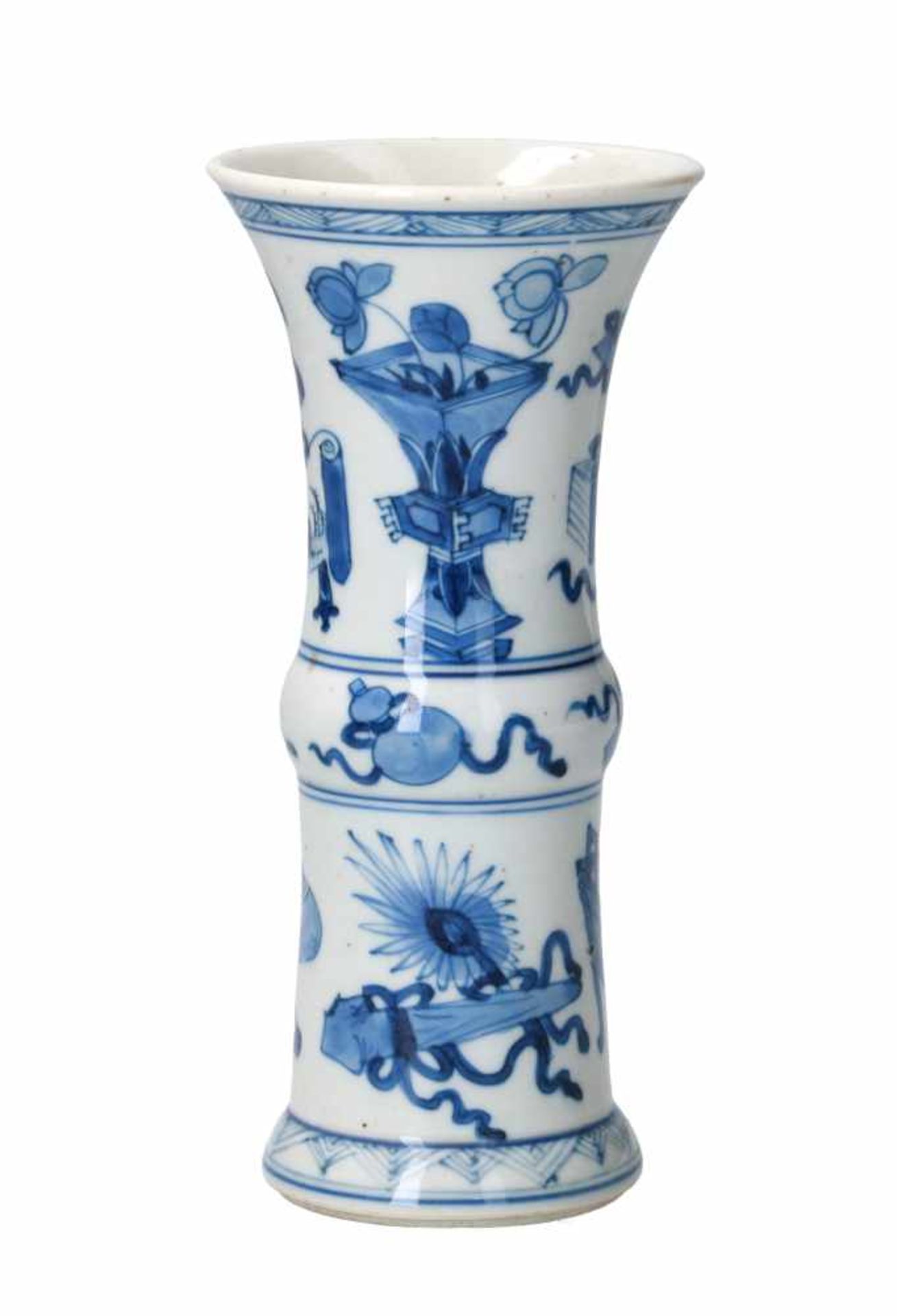 A blue and white porcelain vase, decorated with antiquities and flower vases. Unmarked. China, - Bild 2 aus 6
