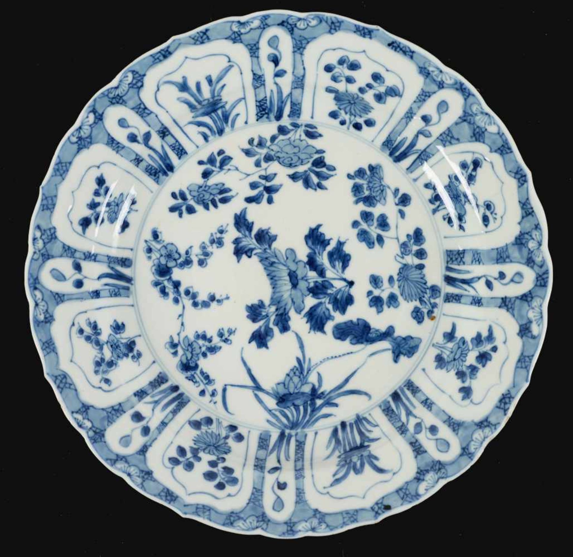 A set of three blue and white porcelain dishes, decorated with flowers. Marked with 6-character mark - Bild 4 aus 9