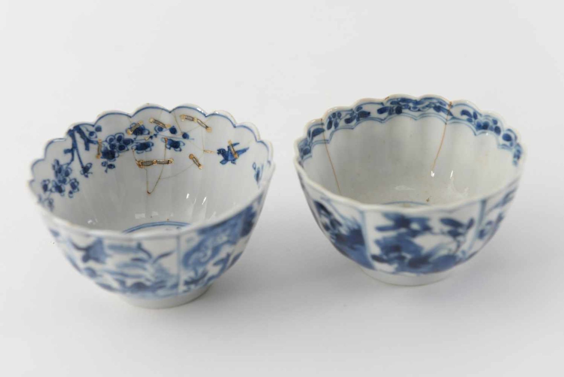 A set of nine blue and white porcelain cups with saucers, with scalloped rim, decorated with - Bild 17 aus 19