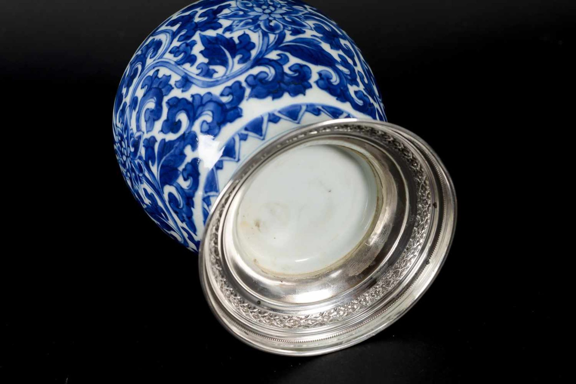 A blue and white porcelain jar with silver ring (ca. 1900) and cover, decorated with flowers and - Bild 5 aus 6