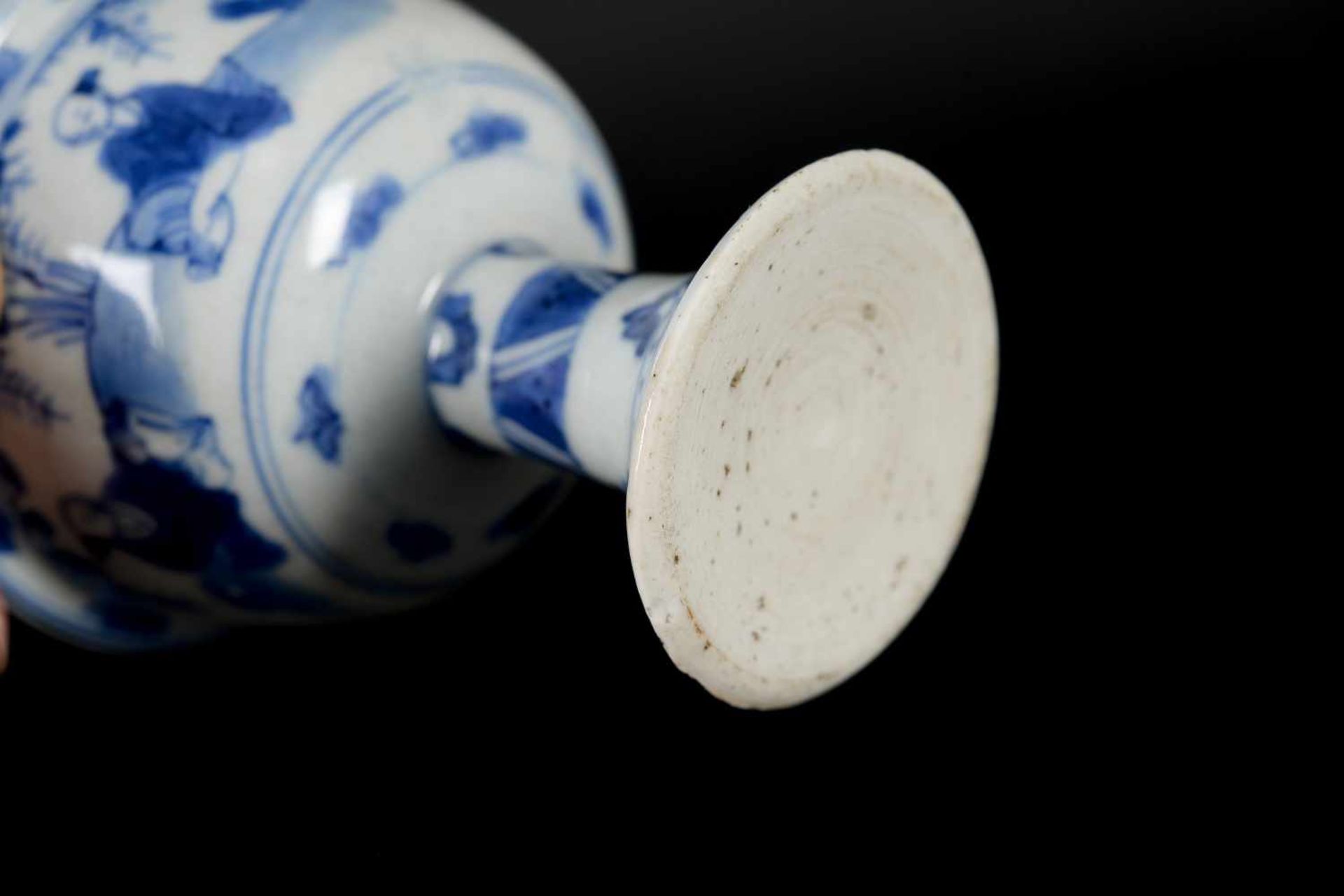 A blue and white porcelain stem cup, decorated with figures in landscape. Unmarked. China, - Bild 6 aus 6