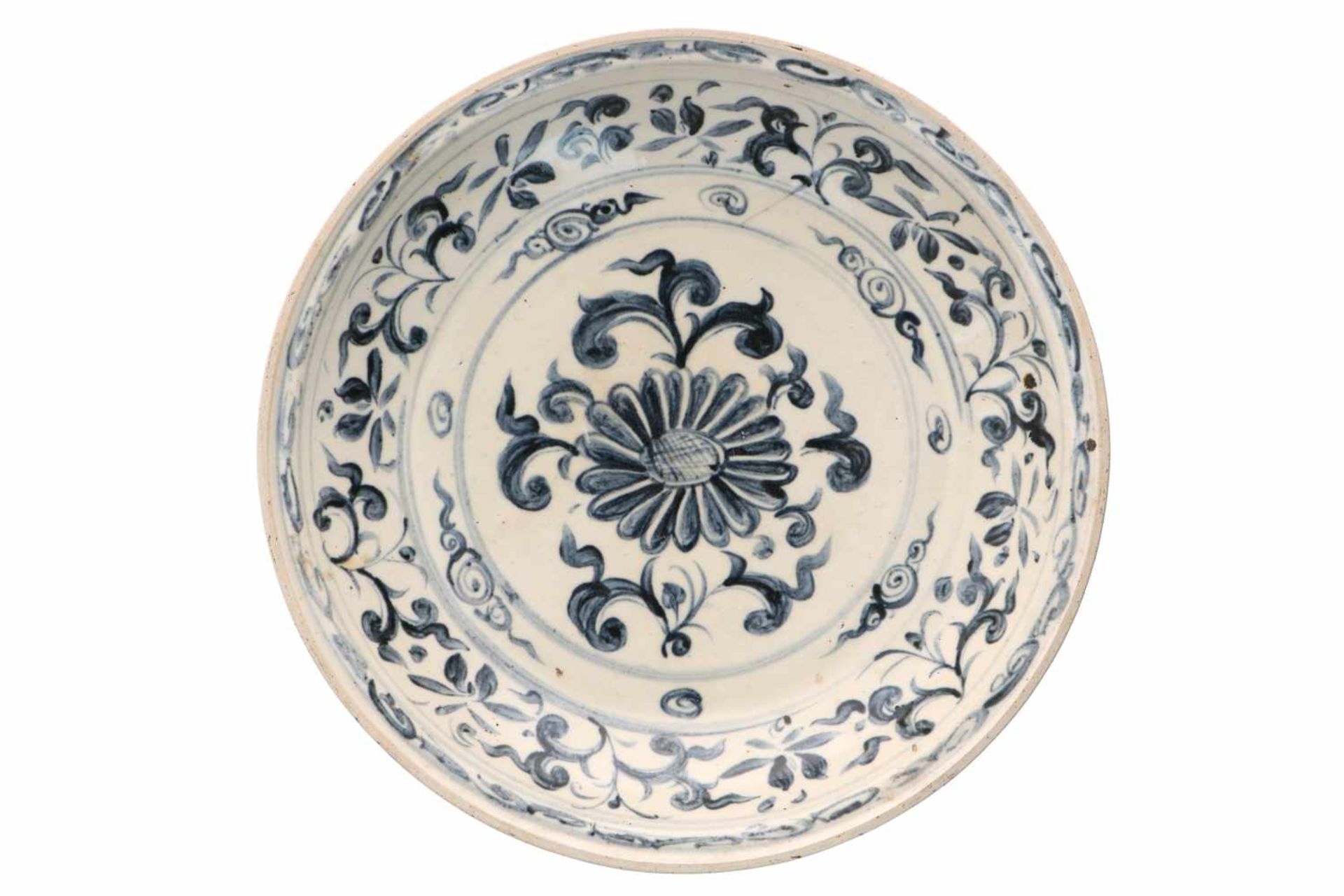 A blue and white porcelain deep charger, decorated with flowers. Unmarked. Vietnam (Annam), 15th/