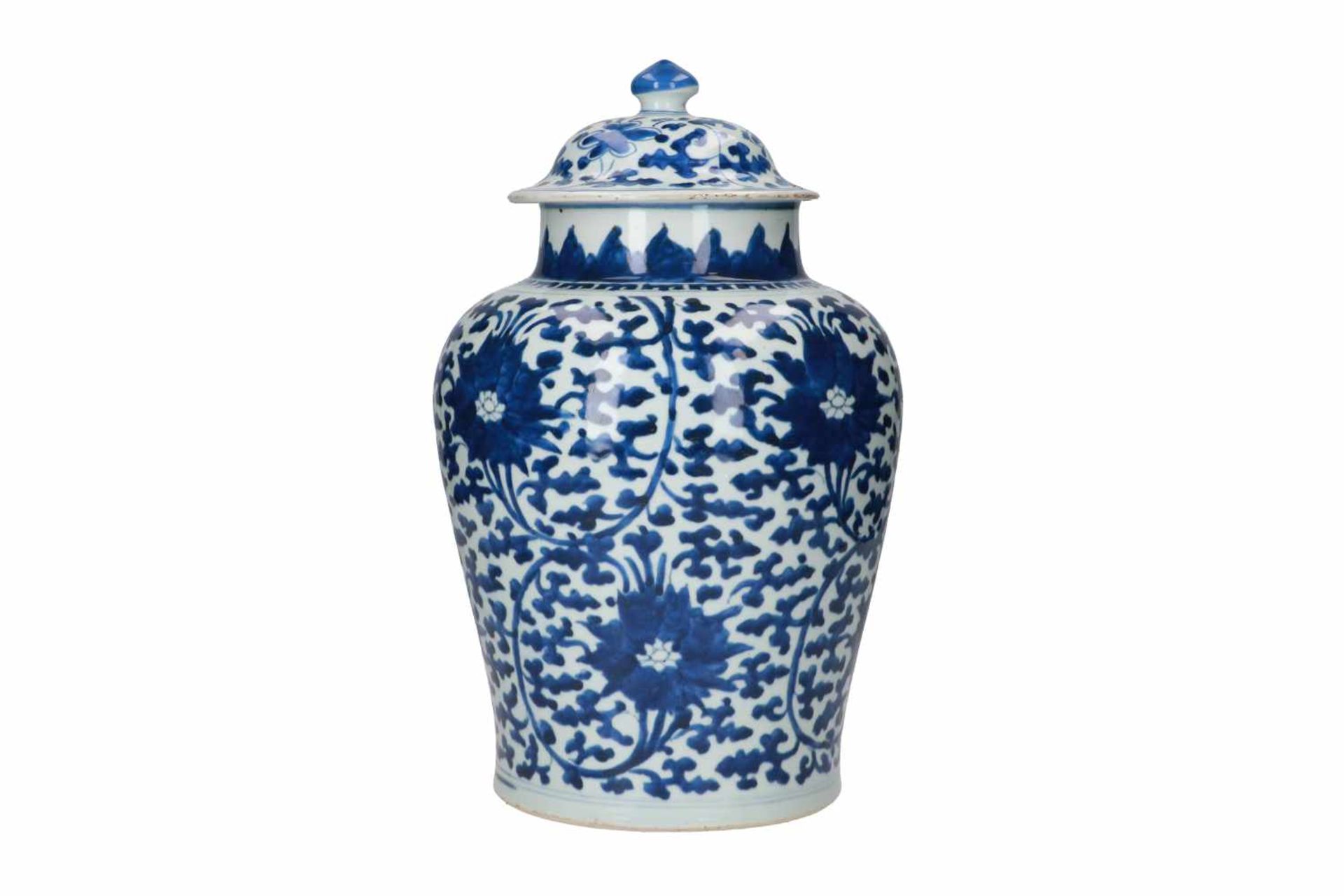 A blue and white porcelain lidded jar, decorated with lotus flowers. Unmarked. China, Kangxi. - Bild 2 aus 9