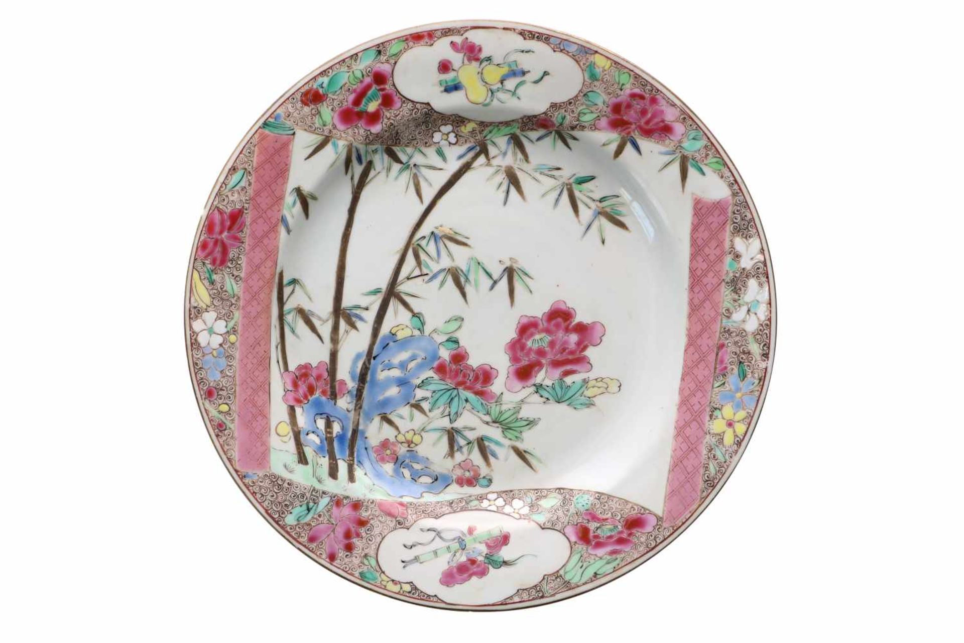 A set of five famille rose porcelain dishes, decorated with scrolls and flowers. Unmarked. China, - Bild 3 aus 7