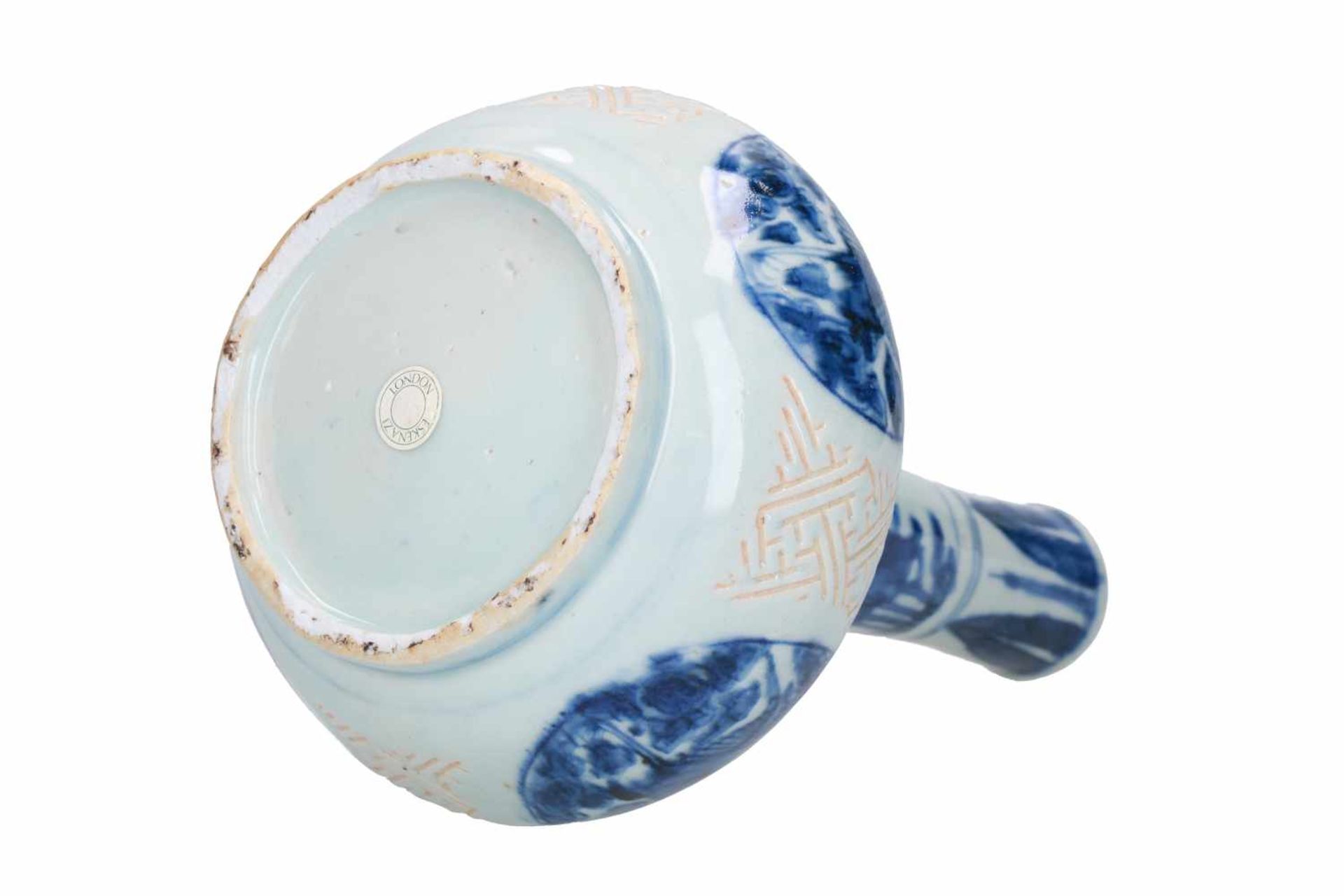 A blue and white porcelain vase, decorated with leaves, flowers and birds. Unmarked. China, Wanli. - Bild 5 aus 6