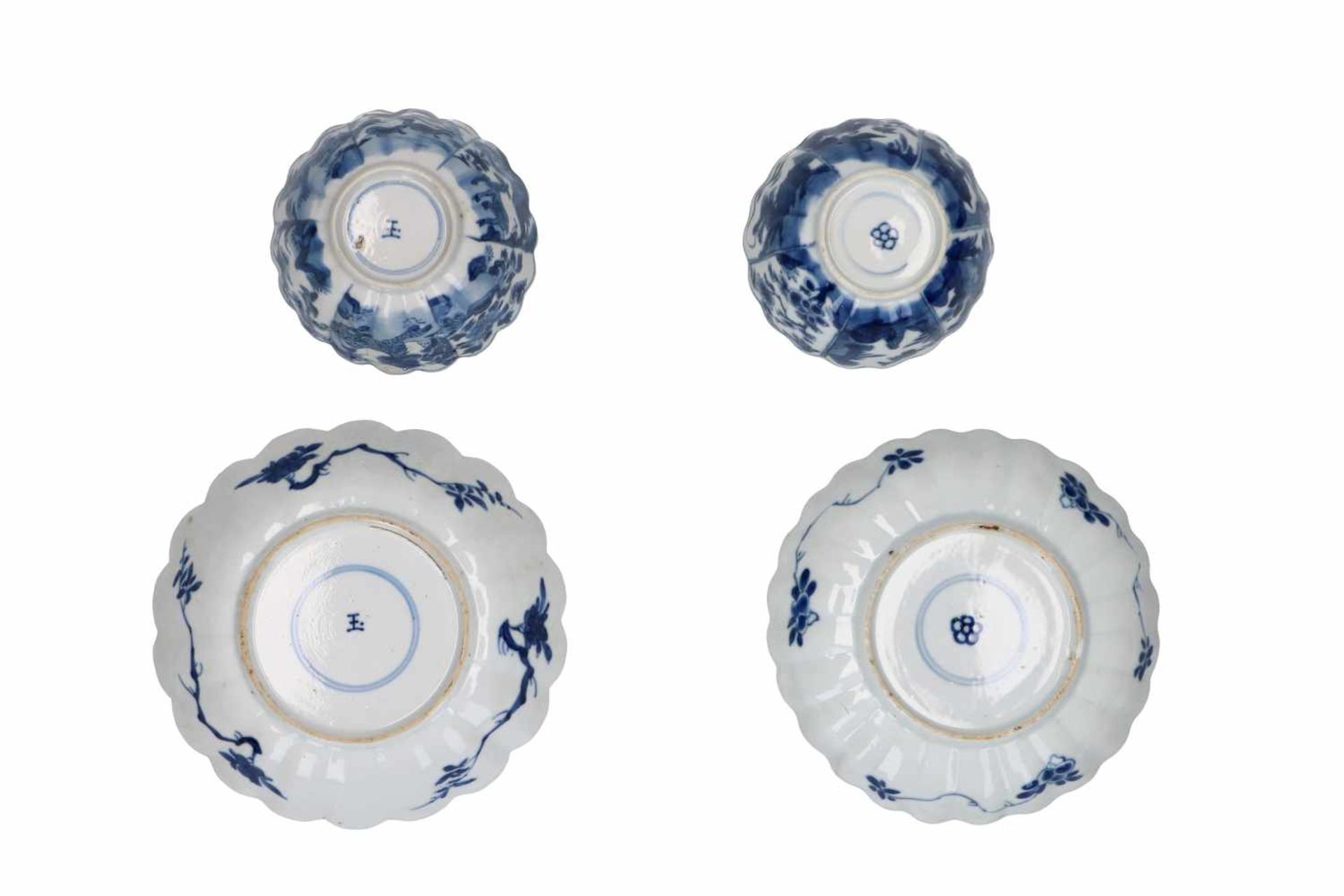 A set of nine blue and white porcelain cups with saucers, with scalloped rim, decorated with - Bild 4 aus 19