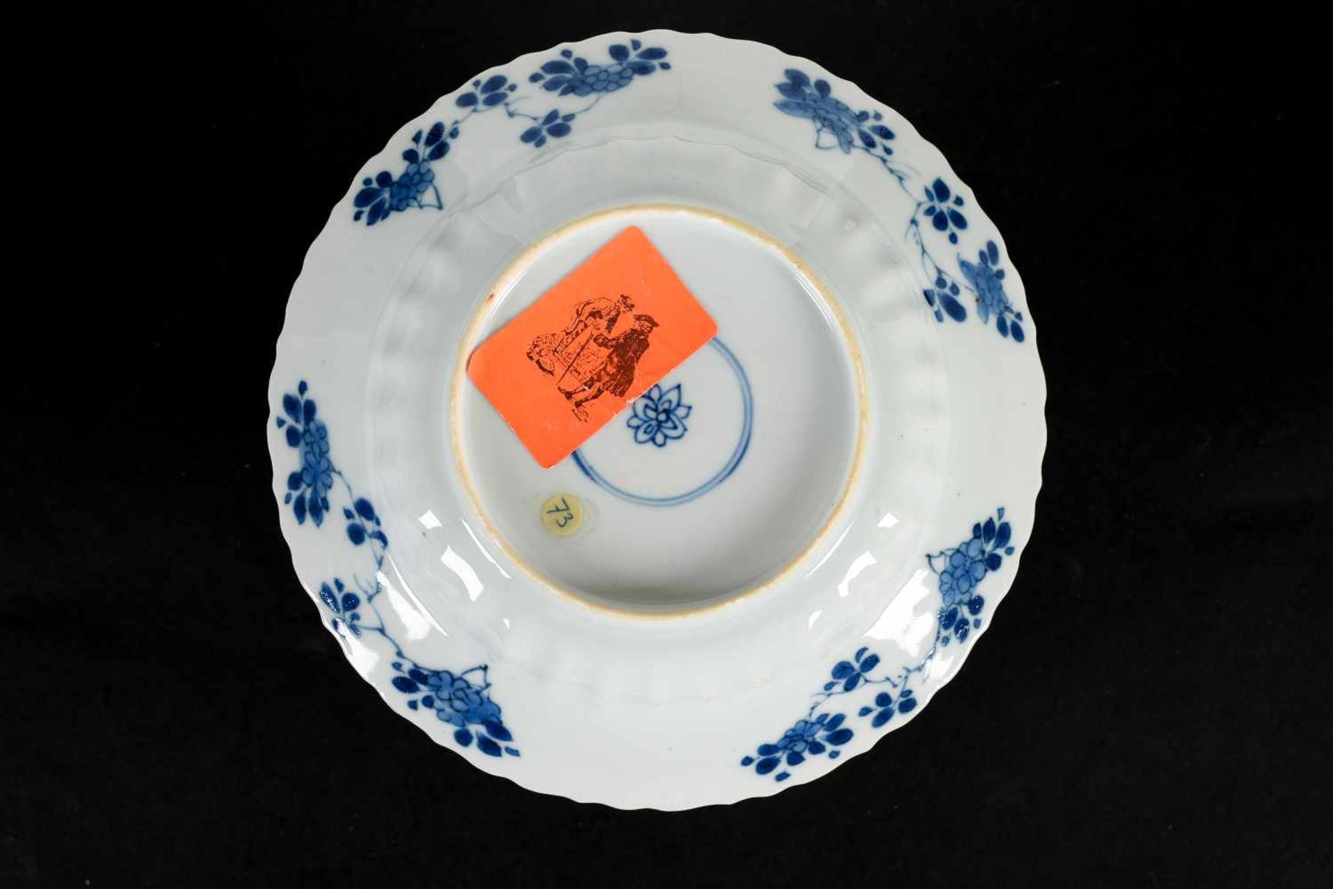 Lot of seven blue and white porcelain dishes with diverse decorations. All marked. China, Kangxi. - Bild 3 aus 12