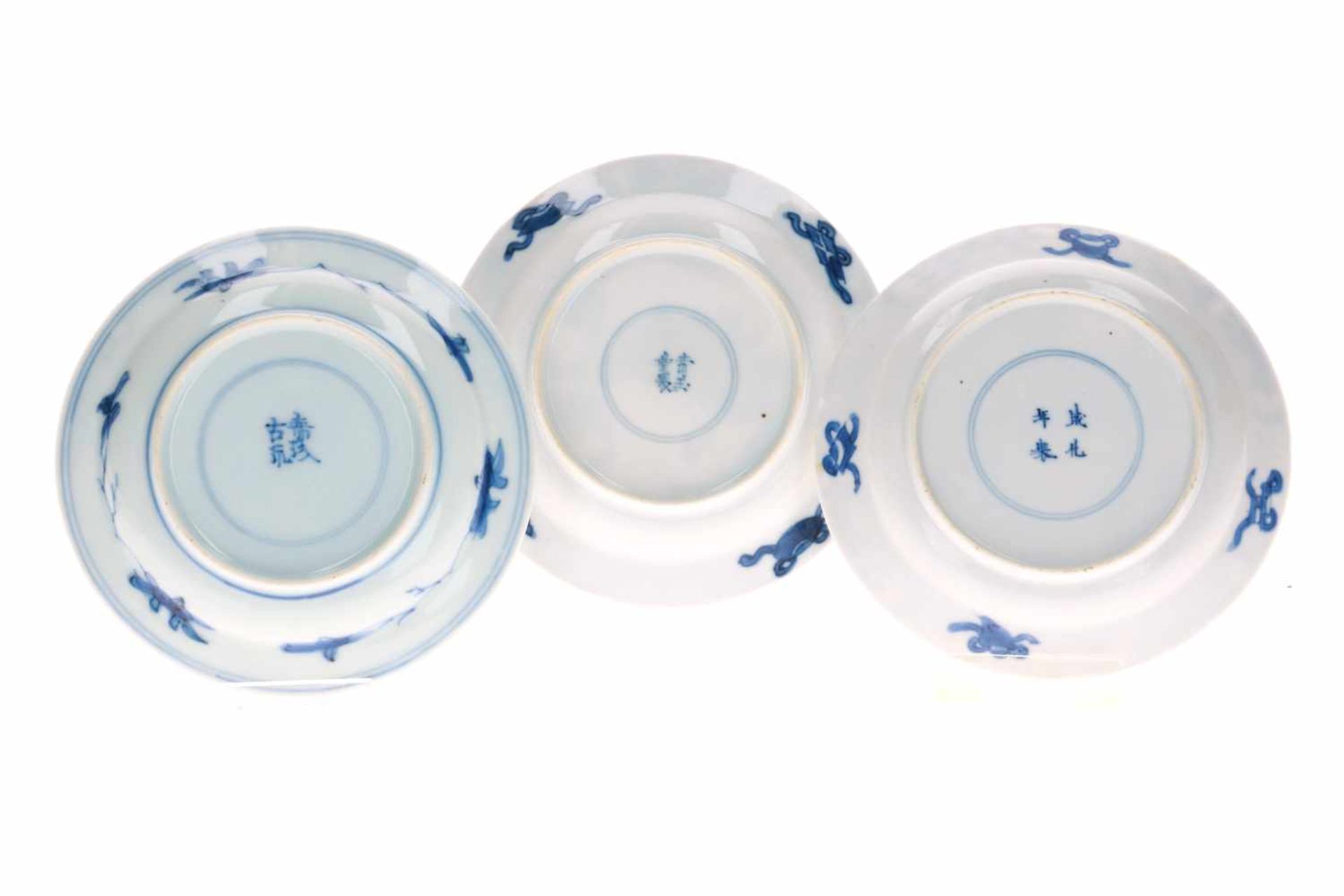 A set of 13 blue and white porcelain saucers, decorated with figures. Marked with 4-character - Bild 7 aus 11