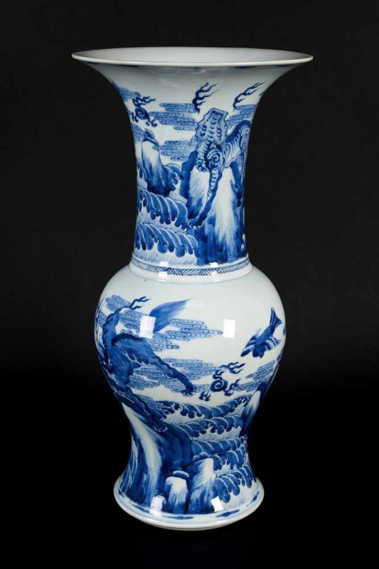 A blue and white porcelain yen yen vase, decorated with kylins and birds in an ocean landscape - Bild 7 aus 9