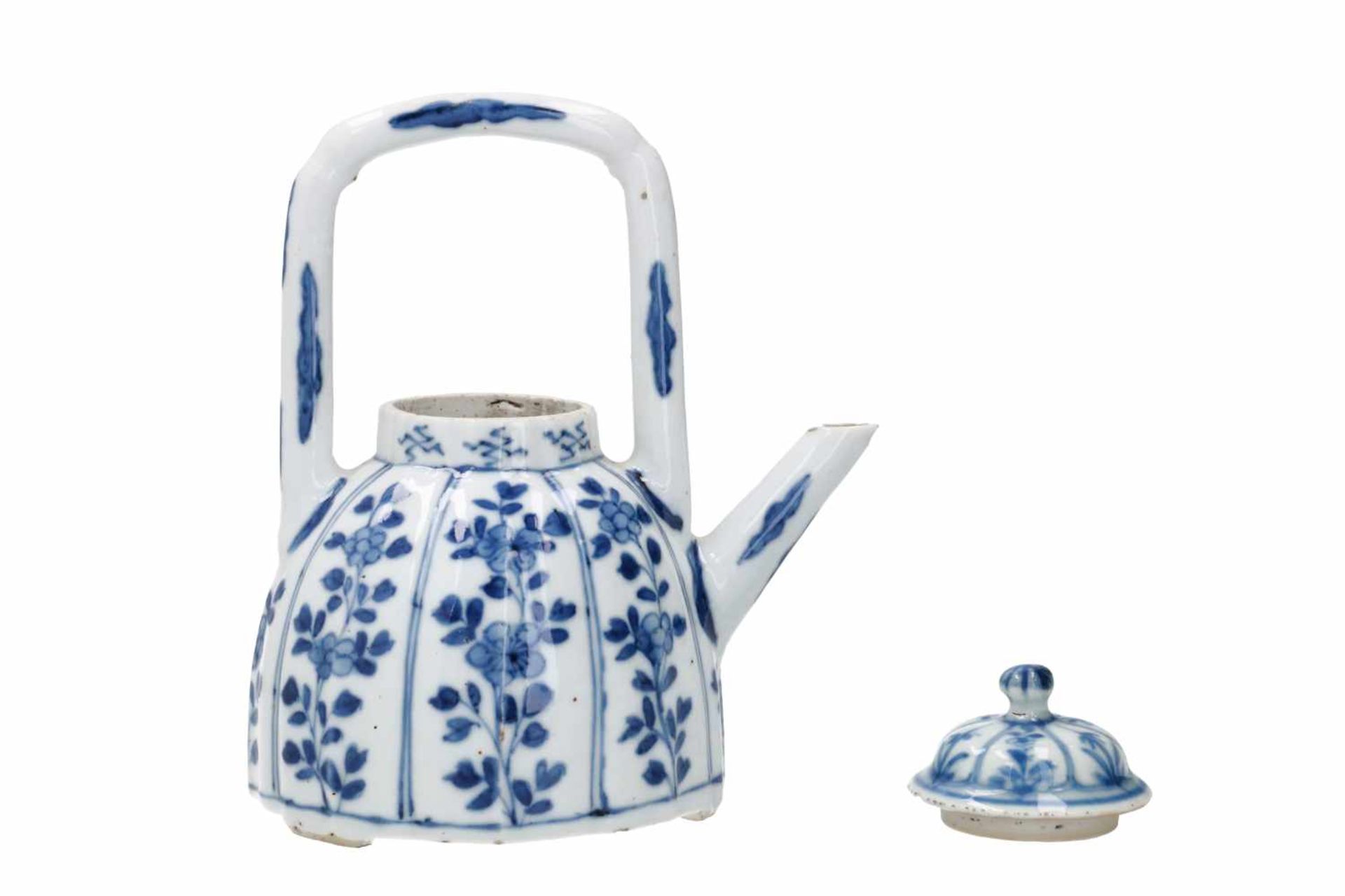 A ribbed blue and white porcelain teapot, decorated with flowers. Unmarked. China, Kangxi. - Bild 3 aus 5