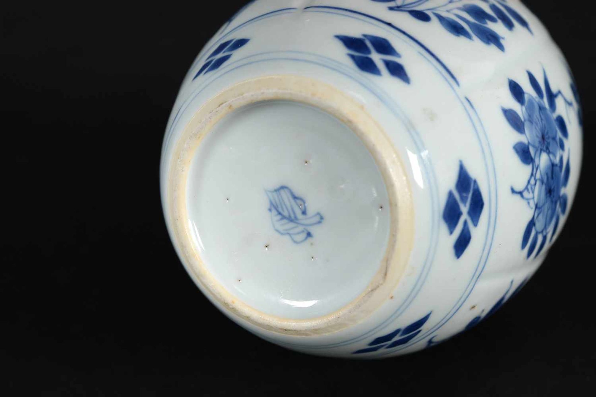 A blue and white porcelain tea caddy with 19th century silver mounting, decorated with flowers. - Bild 6 aus 6