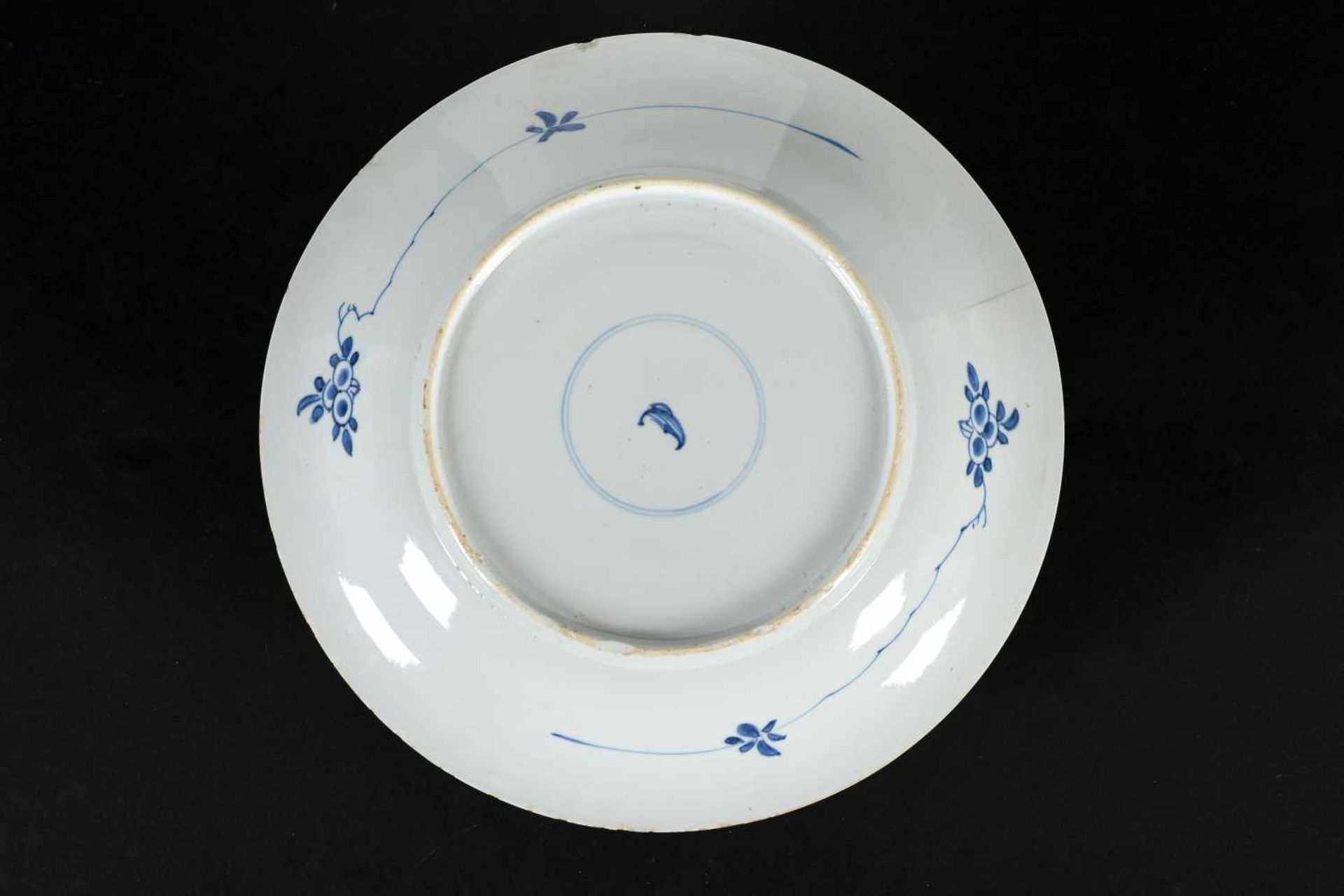 A blue and white porcelain charger with scalloped rim, decorated with flowers. Marked with 6- - Bild 7 aus 11