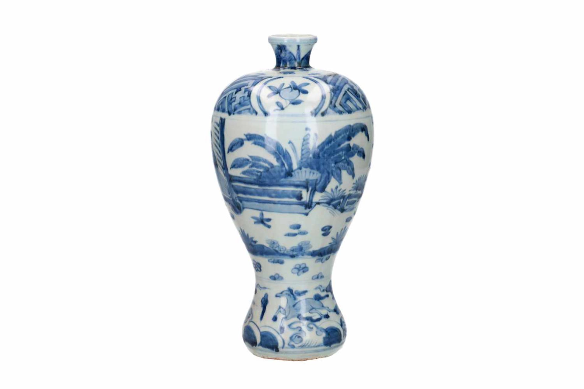 A blue and white porcelain Meiping vase, decorated with figures, horses and fruits. Unmarked. China, - Bild 4 aus 6