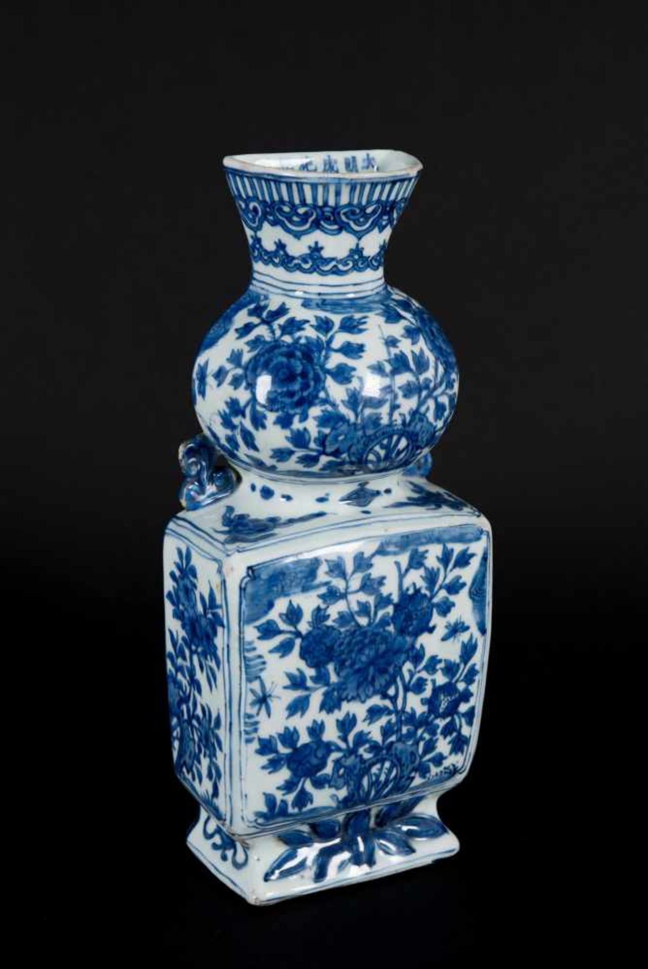 A blue and white porcelain wall vase, decorated with flowers, butterflies and censers. Marked with - Bild 6 aus 10