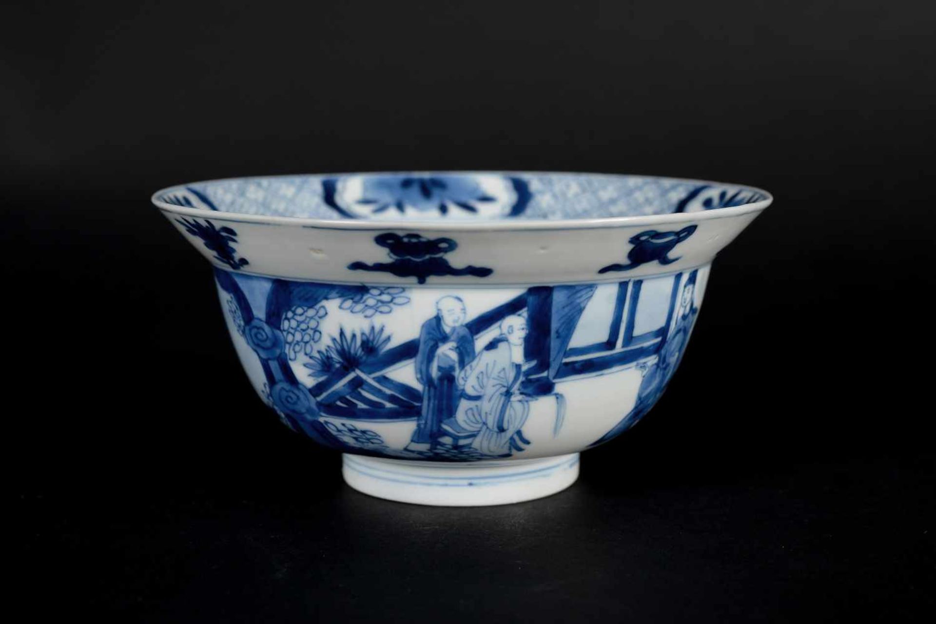 A pair of blue and white porcelain bowls, decorated with figures on a terrace, little boys and - Bild 13 aus 20