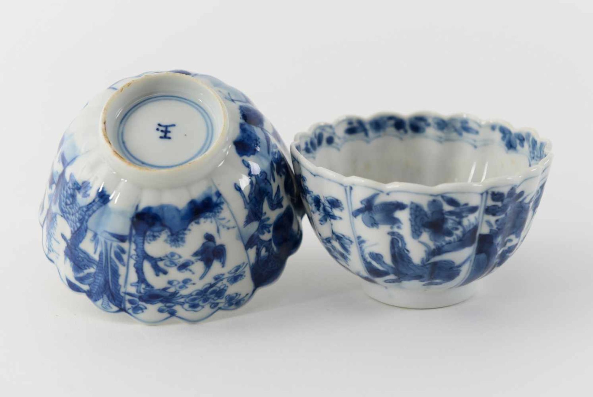 A set of nine blue and white porcelain cups with saucers, with scalloped rim, decorated with - Bild 16 aus 19