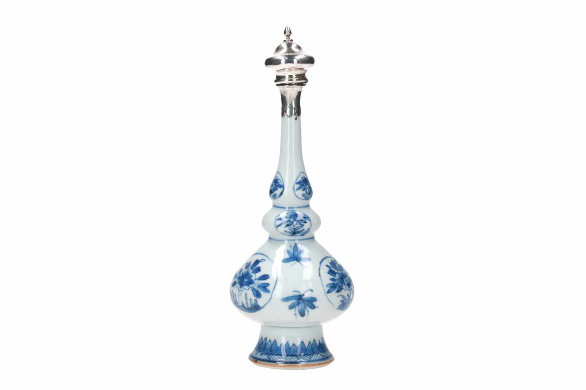 A blue and white porcelain sprinkler vase with silver mounting, decorated with flowers and - Bild 3 aus 7