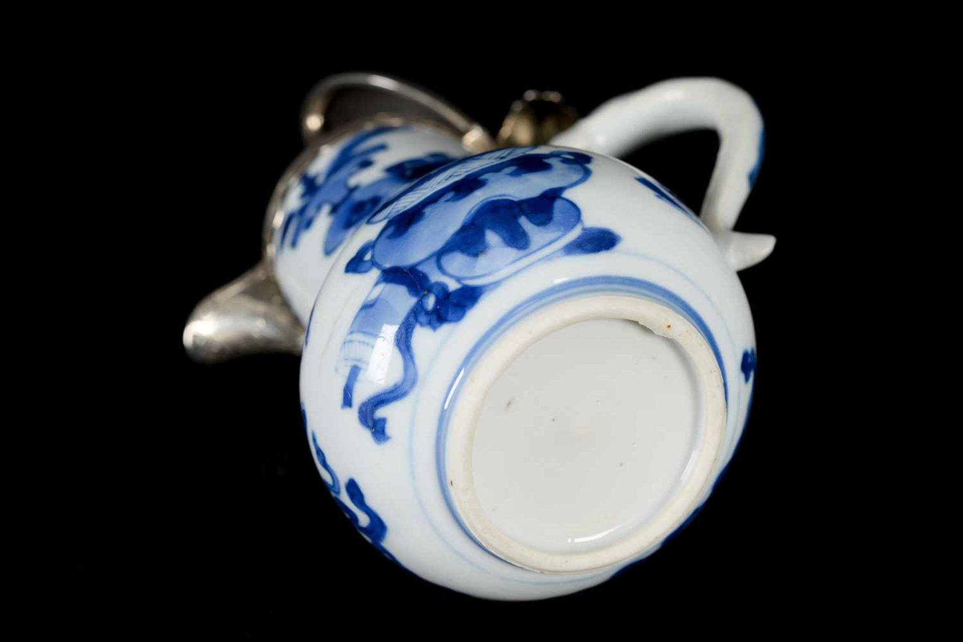 A blue and white porcelain jug with silver mounting, decorated with antiquities. Unmarked. China, - Bild 6 aus 7