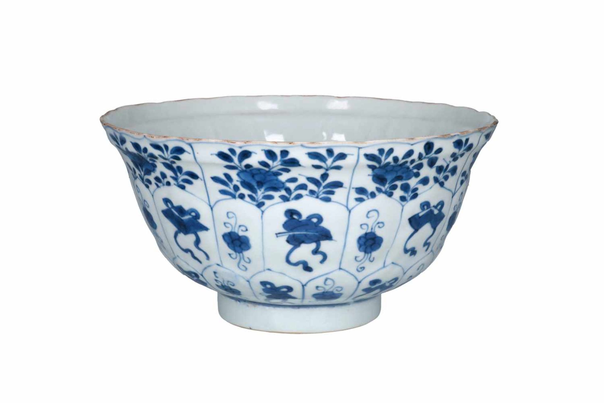 A blue and white porcelain bowl, decorated with flowers and antiquities. The center with three - Bild 3 aus 6