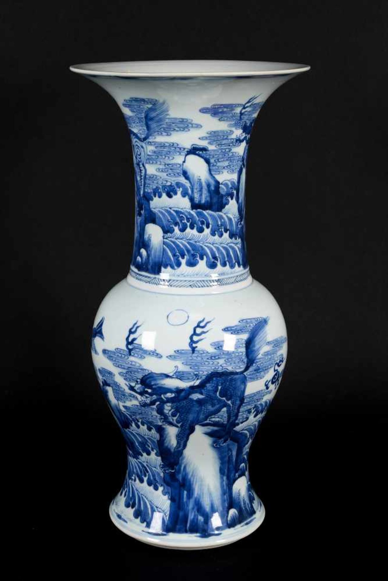 A blue and white porcelain yen yen vase, decorated with kylins and birds in an ocean landscape - Bild 5 aus 9