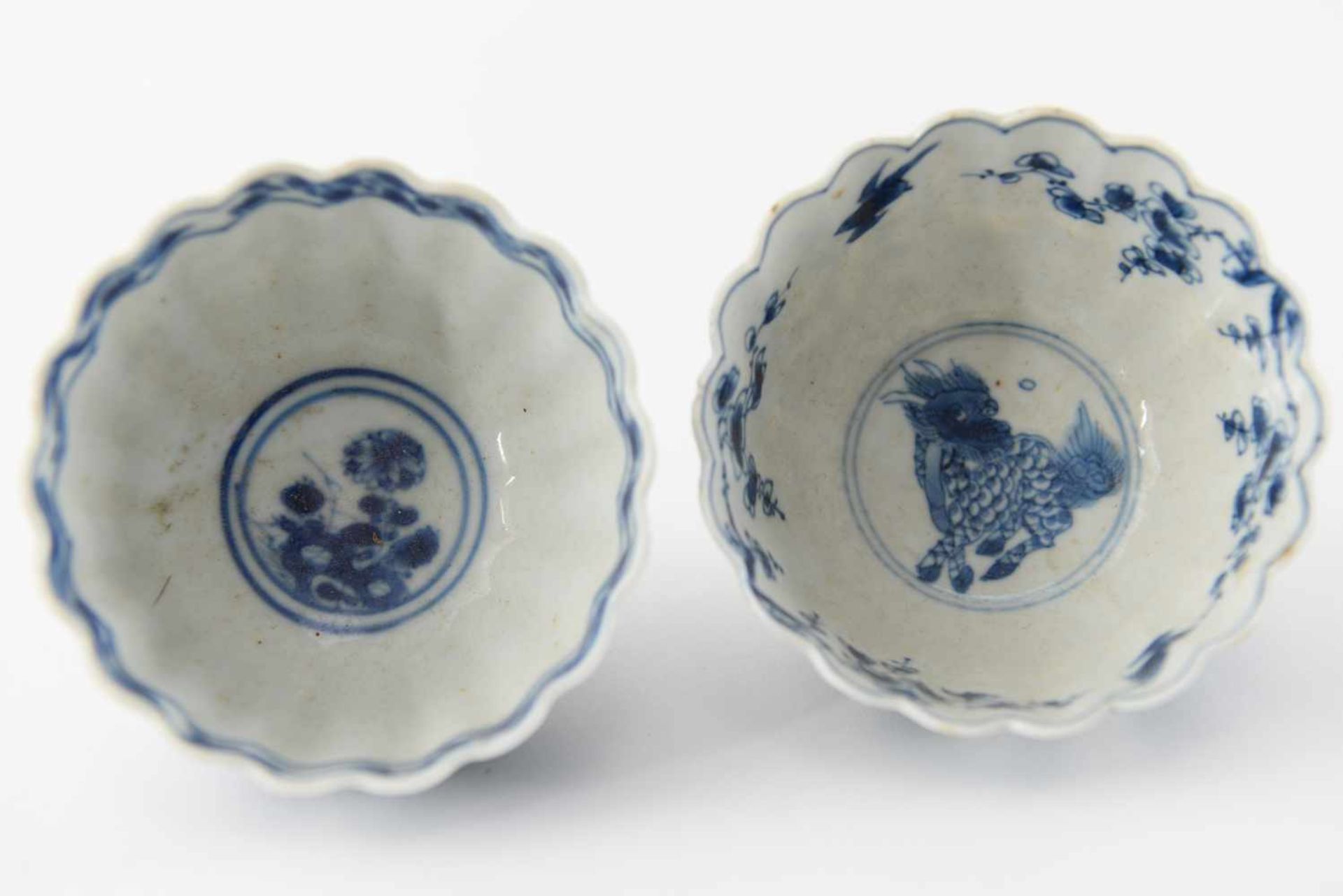 A set of nine blue and white porcelain cups with saucers, with scalloped rim, decorated with - Bild 19 aus 19