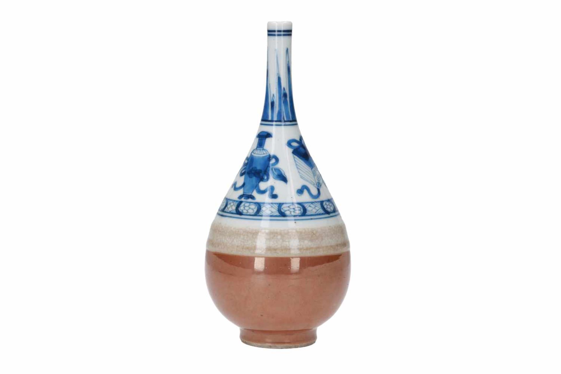 A blue and white porcelain sprinkler vase, decorated with antiquities. The lower part with gold - Bild 4 aus 6