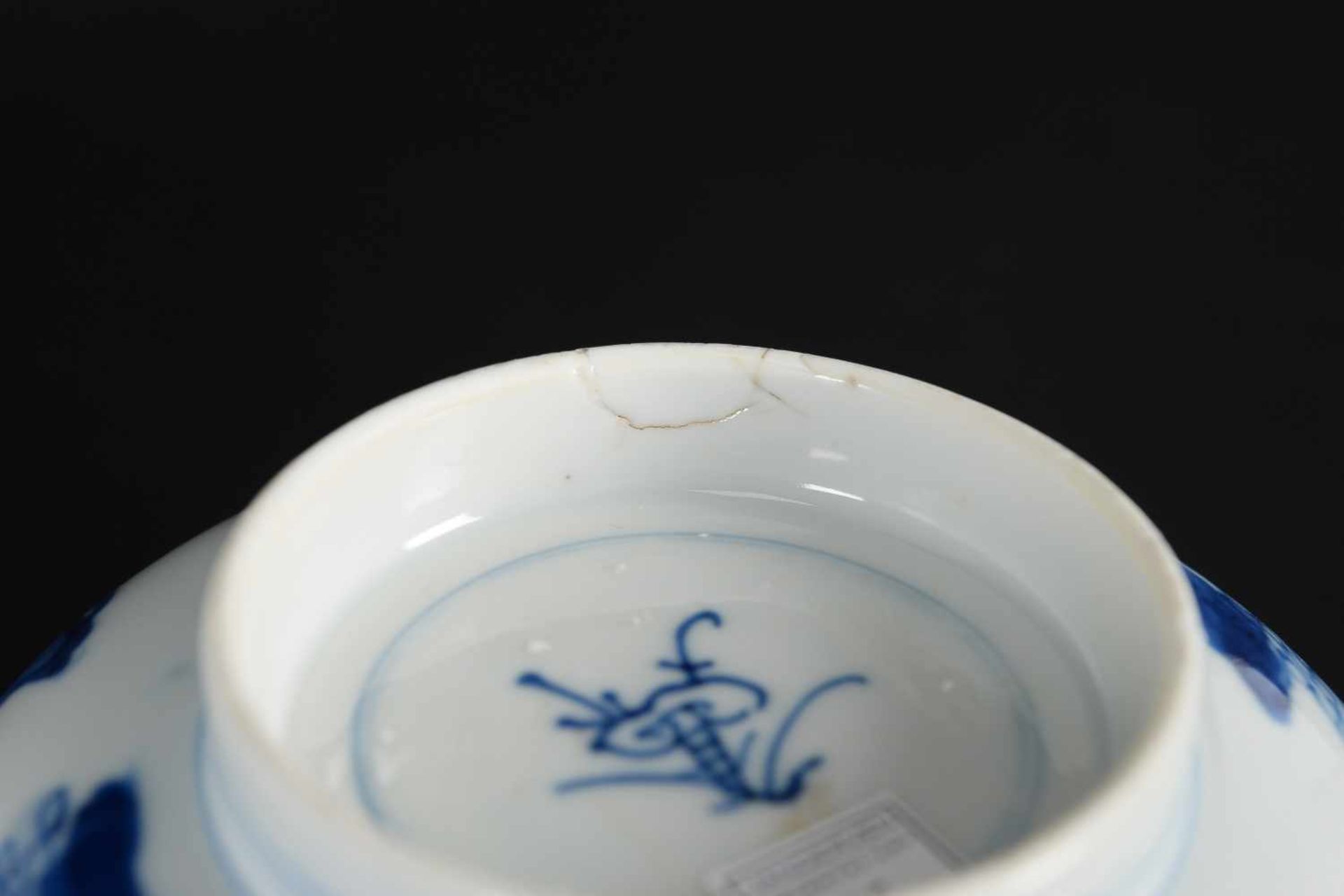 A pair of blue and white porcelain bowls, decorated with figures on a terrace, little boys and - Bild 19 aus 20