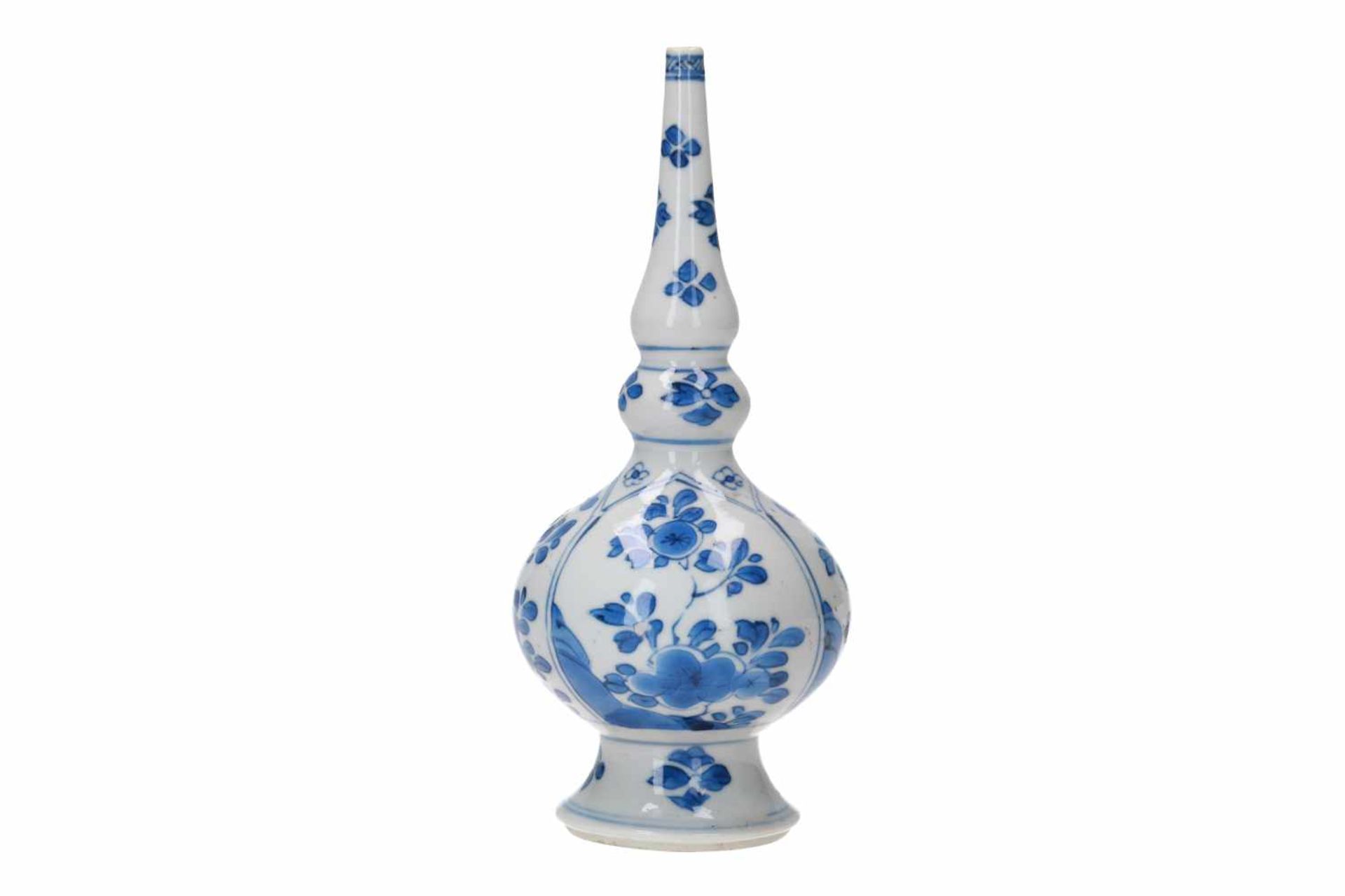 A blue and white porcelain sprinkler vase, decorated with flowers. Unmarked. China, Kangxi. - Bild 3 aus 8