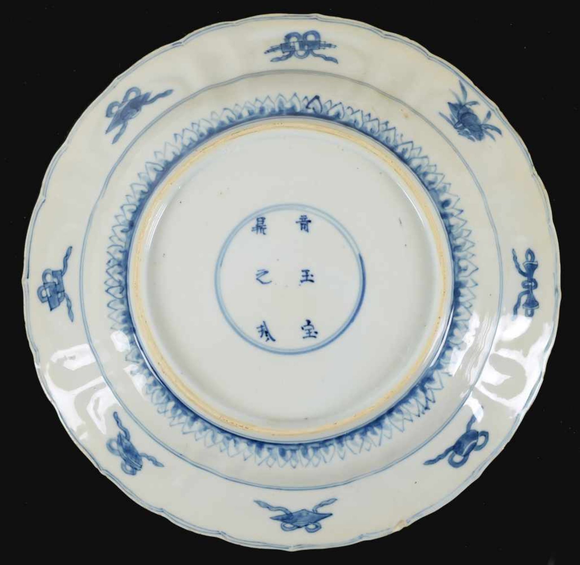 A set of three blue and white porcelain dishes, decorated with flowers. Marked with 6-character mark - Bild 7 aus 9