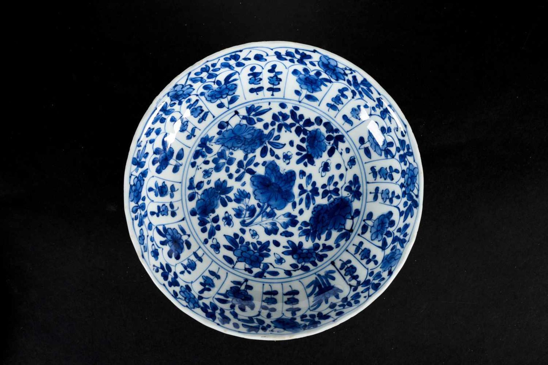 Lot of seven blue and white porcelain dishes with diverse decorations. All marked. China, Kangxi. - Bild 9 aus 12