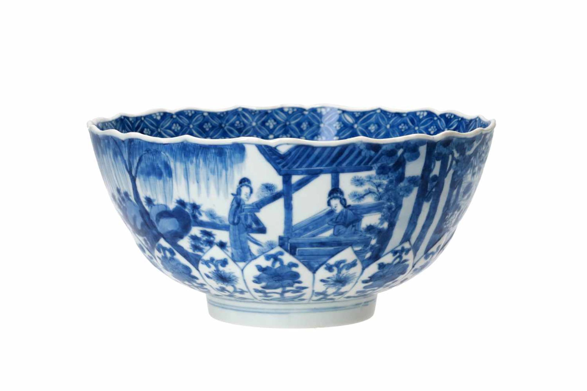 A blue and white porcelain bowl with scalloped rim, decorated with ladies in a garden and flowers. - Bild 4 aus 12