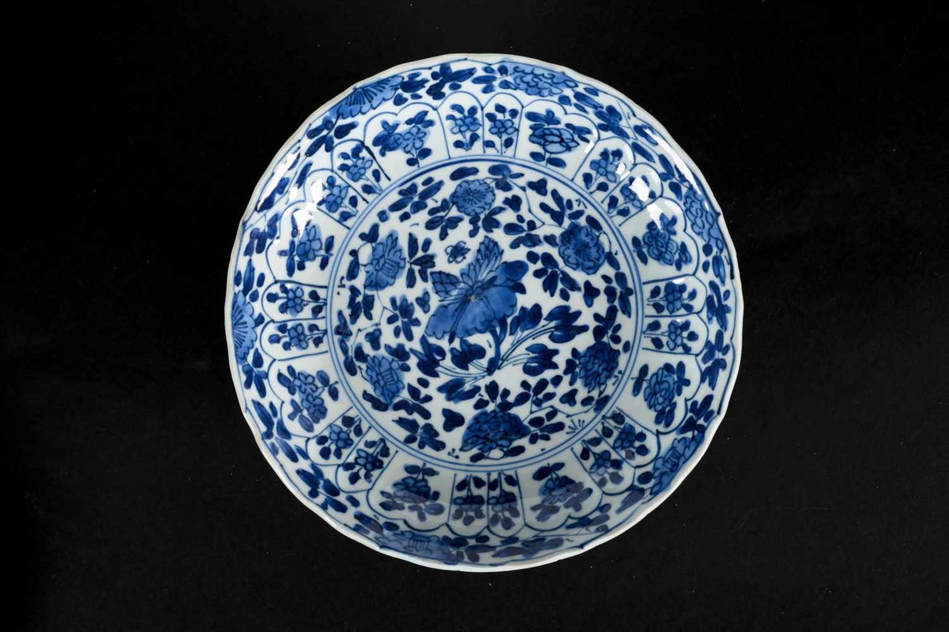 Lot of seven blue and white porcelain dishes with diverse decorations. All marked. China, Kangxi. - Bild 8 aus 12