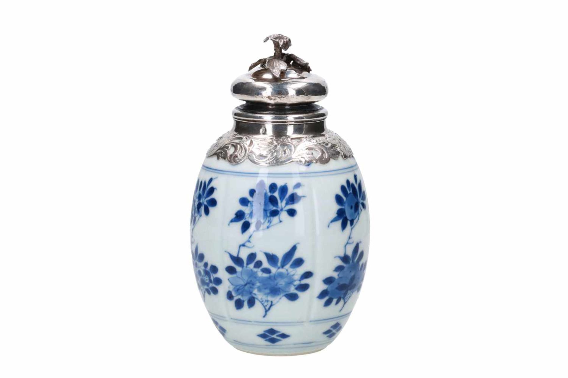 A blue and white porcelain tea caddy with 19th century silver mounting, decorated with flowers. - Bild 3 aus 6