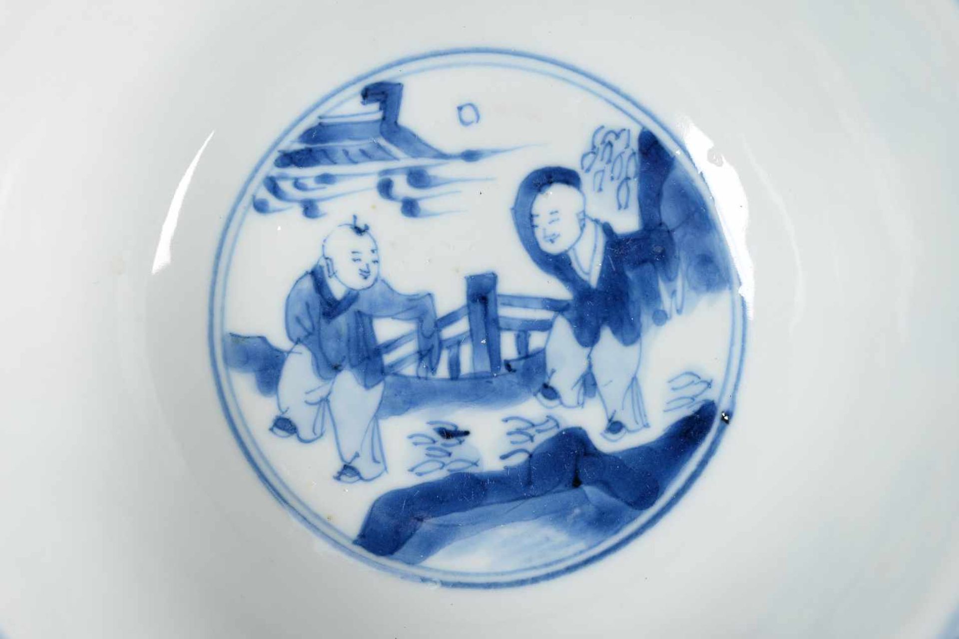 A pair of blue and white porcelain bowls, decorated with figures on a terrace, little boys and - Bild 10 aus 20