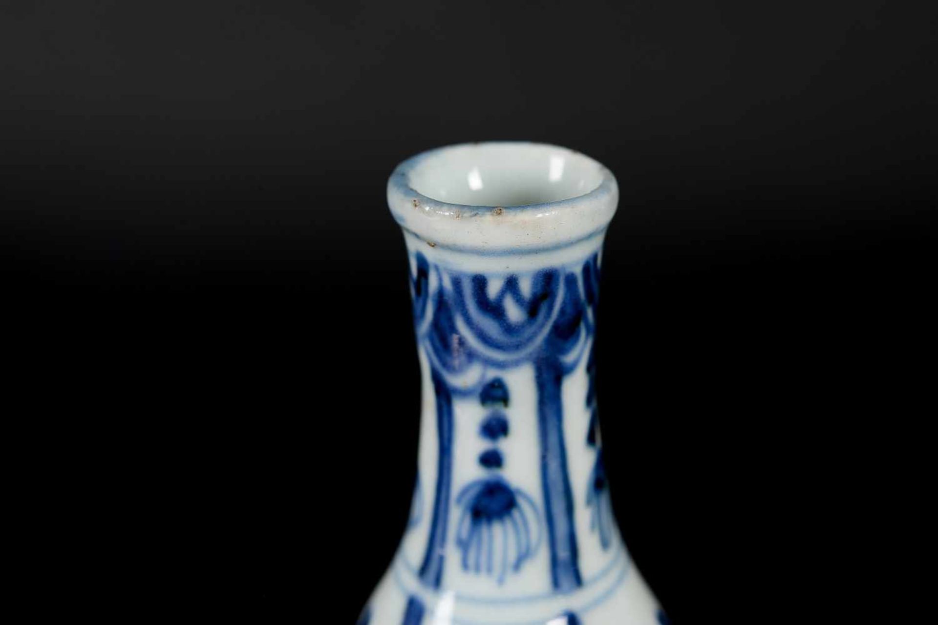 A blue and white porcelain gourd vase, decorated with flowers. Unmarked. China, Wanli. - Bild 8 aus 8