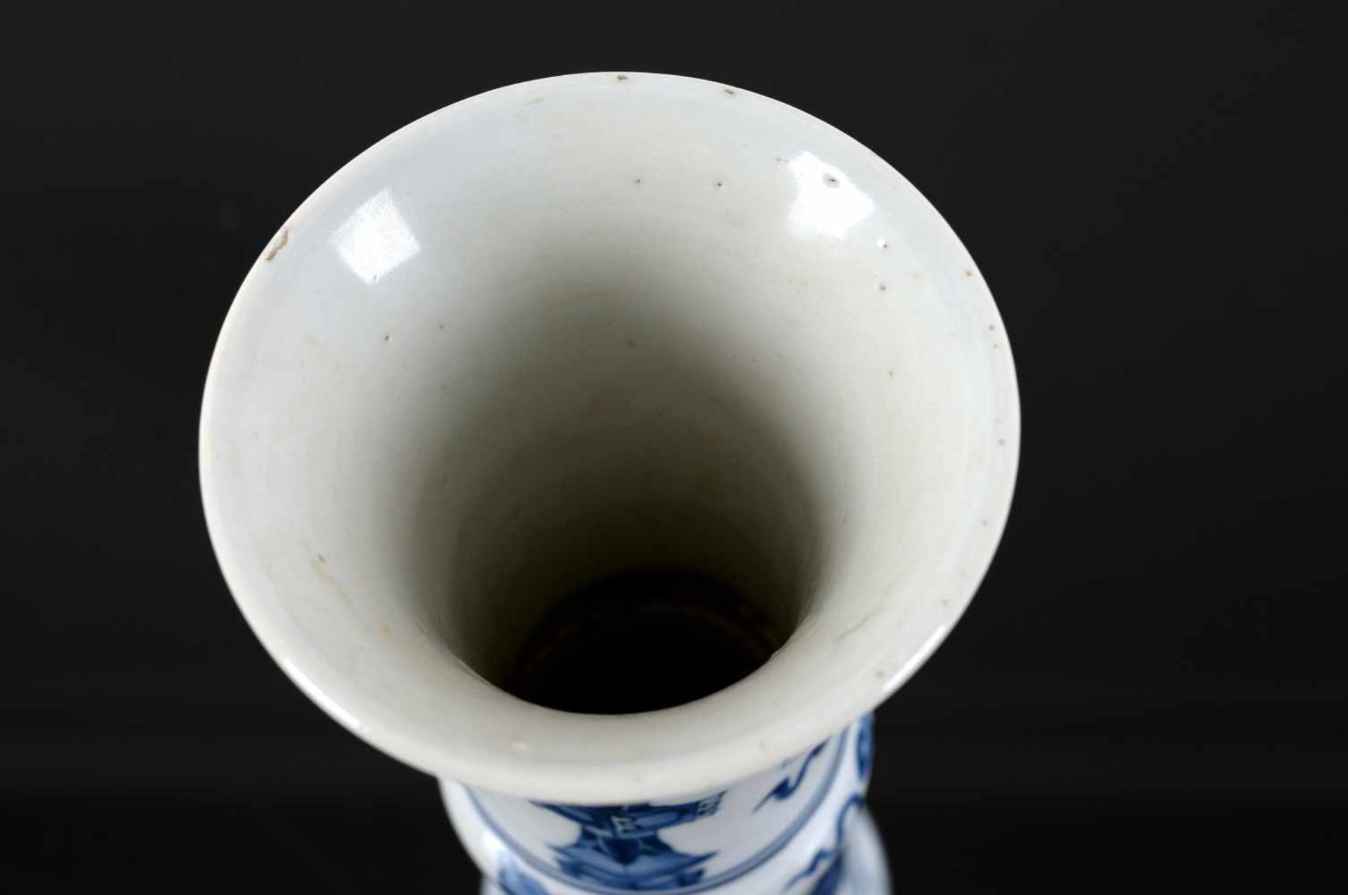 A blue and white porcelain vase, decorated with antiquities and flower vases. Unmarked. China, - Bild 5 aus 6