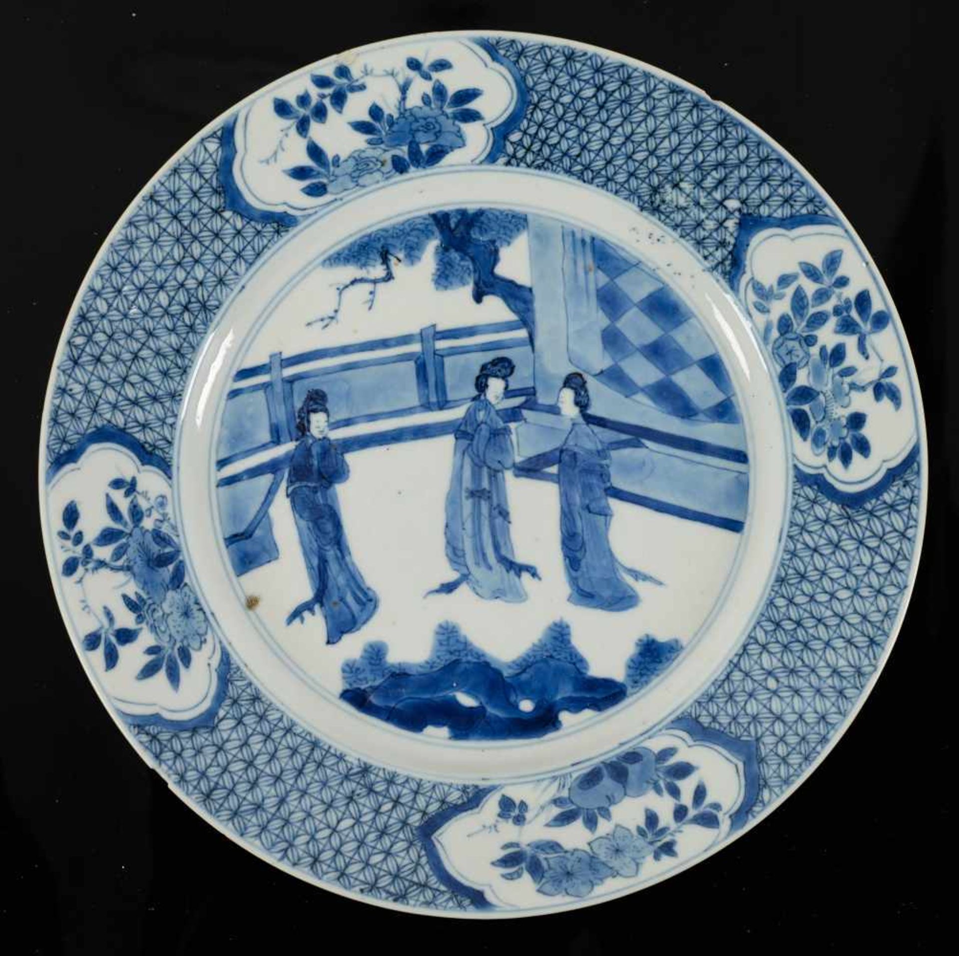 Lot of five blue and white porcelain dishes, decorated with long Elizas in a garden. Marked. - Bild 10 aus 11